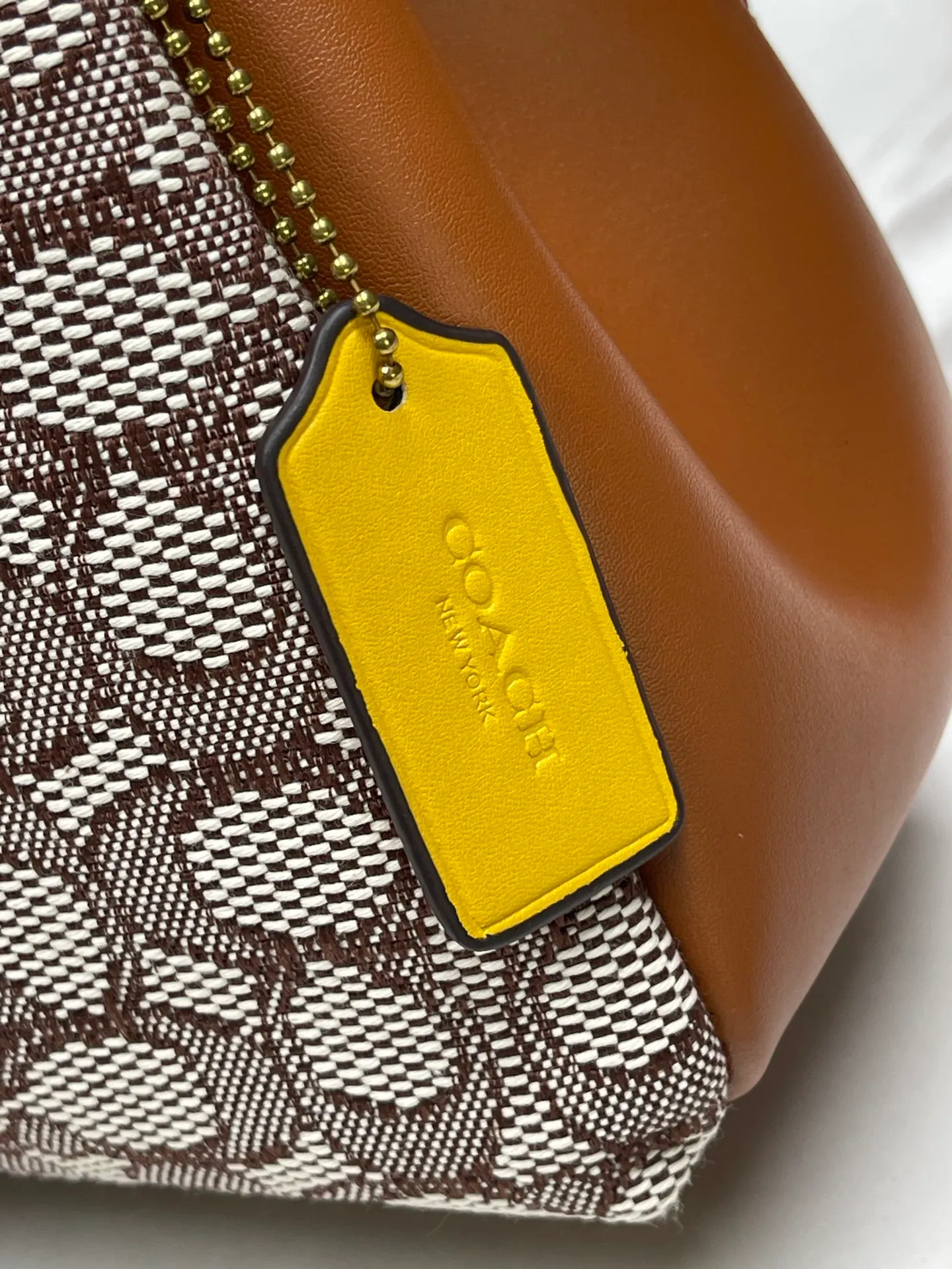 Top original order batch 460💰Coach/Coach new September vegetable basket is huge and beautiful. Coach model CM545. September new LANA vegetable basket bag. The bag shape is simple and elegant, and can be used for daily items. It is small enough and can be carried by hand or cross-body. Daily items can be placed completely. It is medium-sized and can be carried by hand or cross-body. Size 22.31.13.