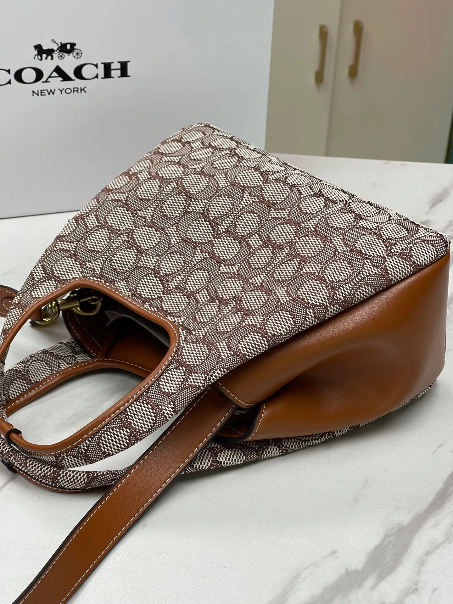 Top original order batch 460💰Coach/Coach new September vegetable basket is huge and beautiful. Coach model CM545. September new LANA vegetable basket bag. The bag shape is simple and elegant, and can be used for daily items. It is small enough and can be carried by hand or cross-body. Daily items can be placed completely. It is medium-sized and can be carried by hand or cross-body. Size 22.31.13.