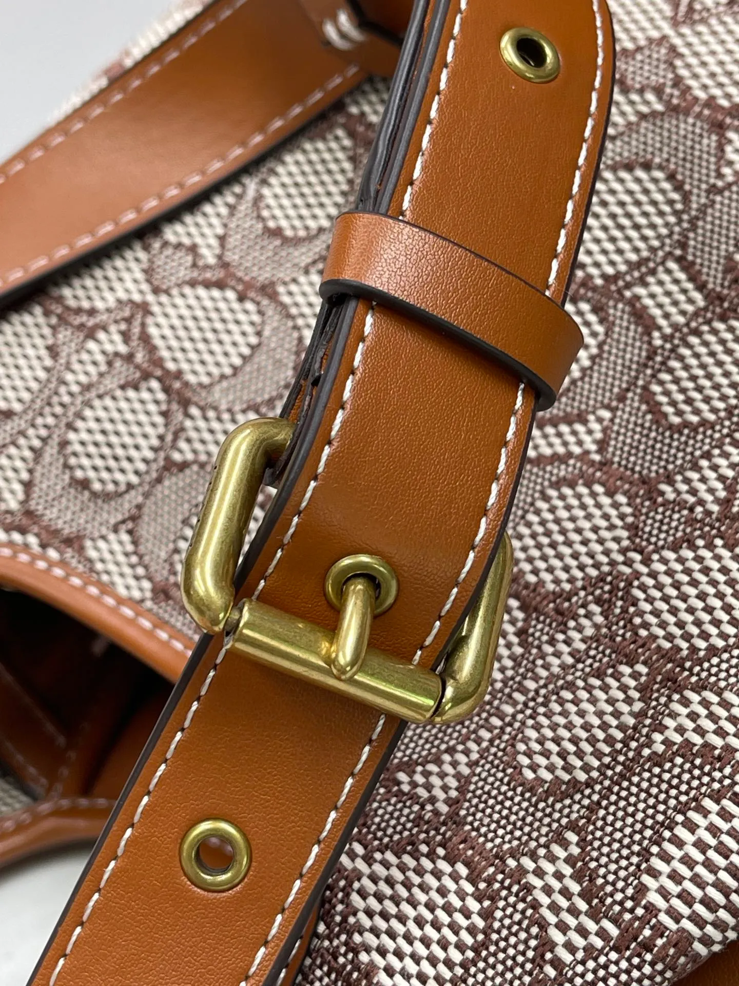 Top original order batch 460💰Coach/Coach new September vegetable basket is huge and beautiful. Coach model CM545. September new LANA vegetable basket bag. The bag shape is simple and elegant, and can be used for daily items. It is small enough and can be carried by hand or cross-body. Daily items can be placed completely. It is medium-sized and can be carried by hand or cross-body. Size 22.31.13.