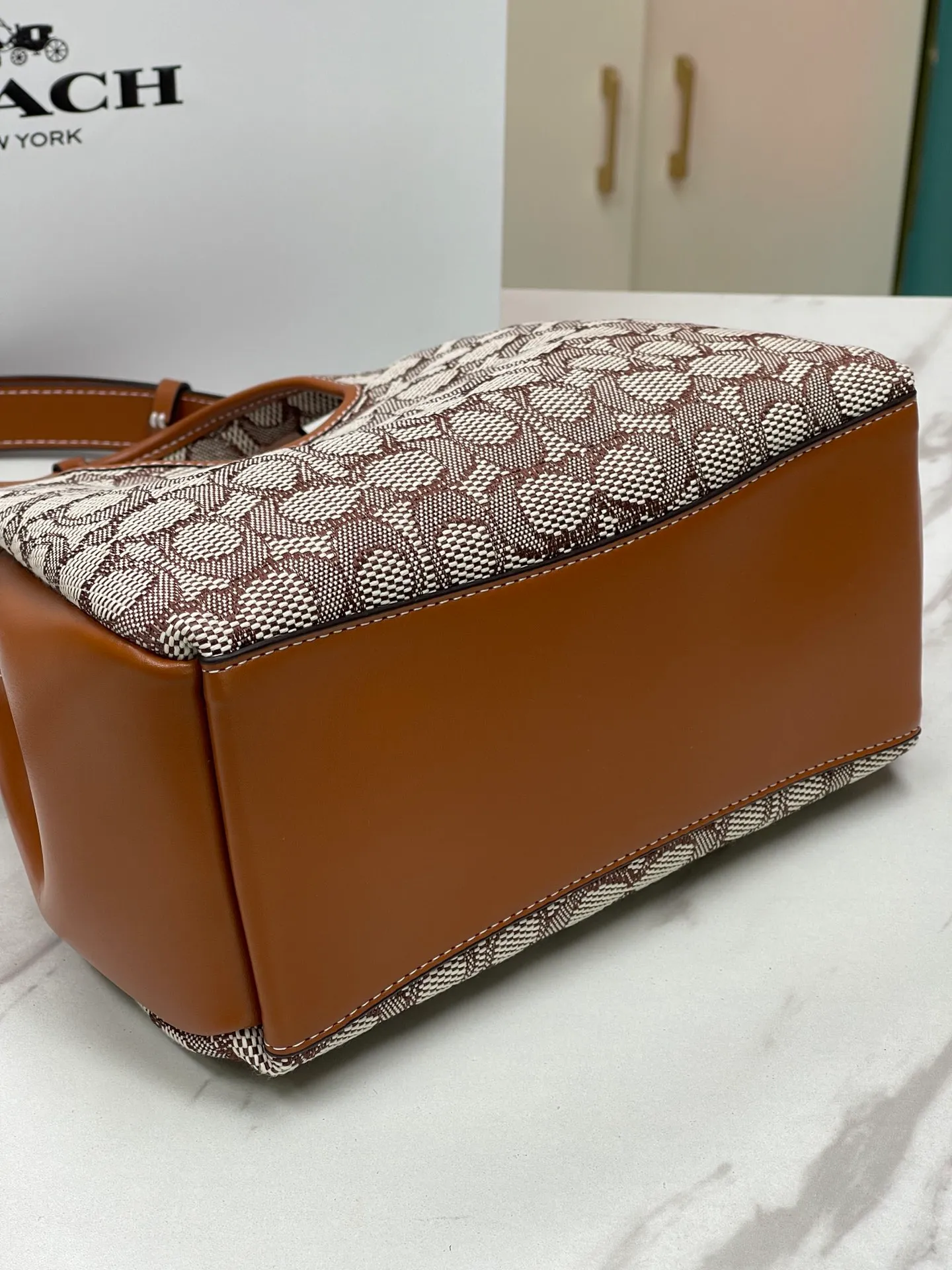 Top original order batch 460💰Coach/Coach new September vegetable basket is huge and beautiful. Coach model CM545. September new LANA vegetable basket bag. The bag shape is simple and elegant, and can be used for daily items. It is small enough and can be carried by hand or cross-body. Daily items can be placed completely. It is medium-sized and can be carried by hand or cross-body. Size 22.31.13.