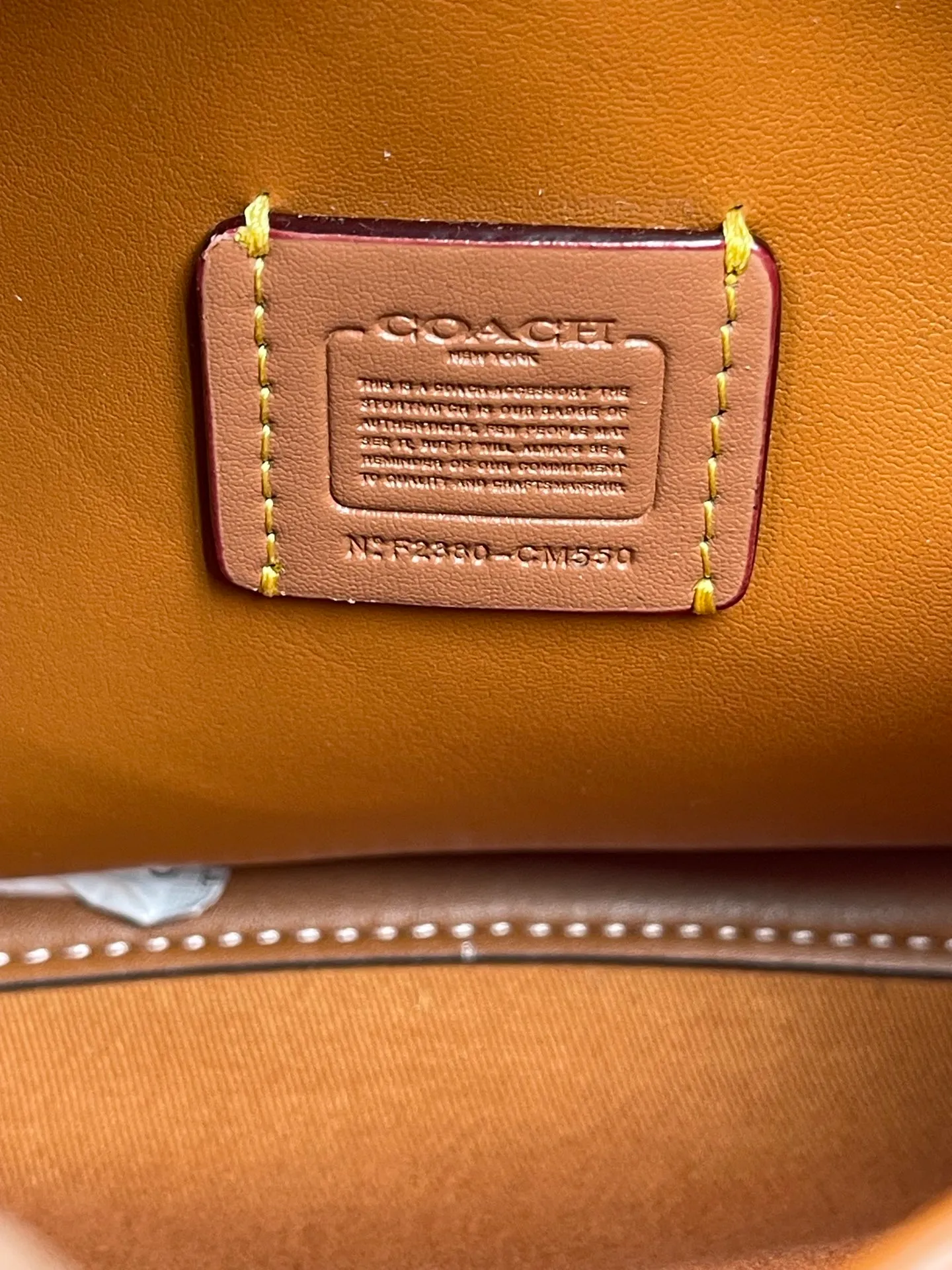Top original order batch 460💰Coach/Coach new September vegetable basket is huge and beautiful. Coach model CM545. September new LANA vegetable basket bag. The bag shape is simple and elegant, and can be used for daily items. It is small enough and can be carried by hand or cross-body. Daily items can be placed completely. It is medium-sized and can be carried by hand or cross-body. Size 22.31.13.