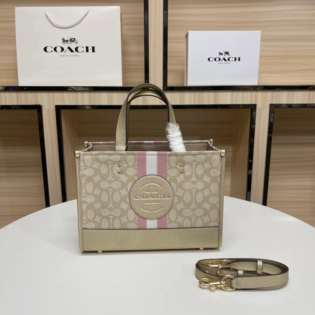 Batch 400💰. Coach/Coach counter new color CE984 Butot horizontal series, latest style design, large round cake LOGO, very iconic, big C with hemp thread presbyopia embroidery, size is about 29/13/22.