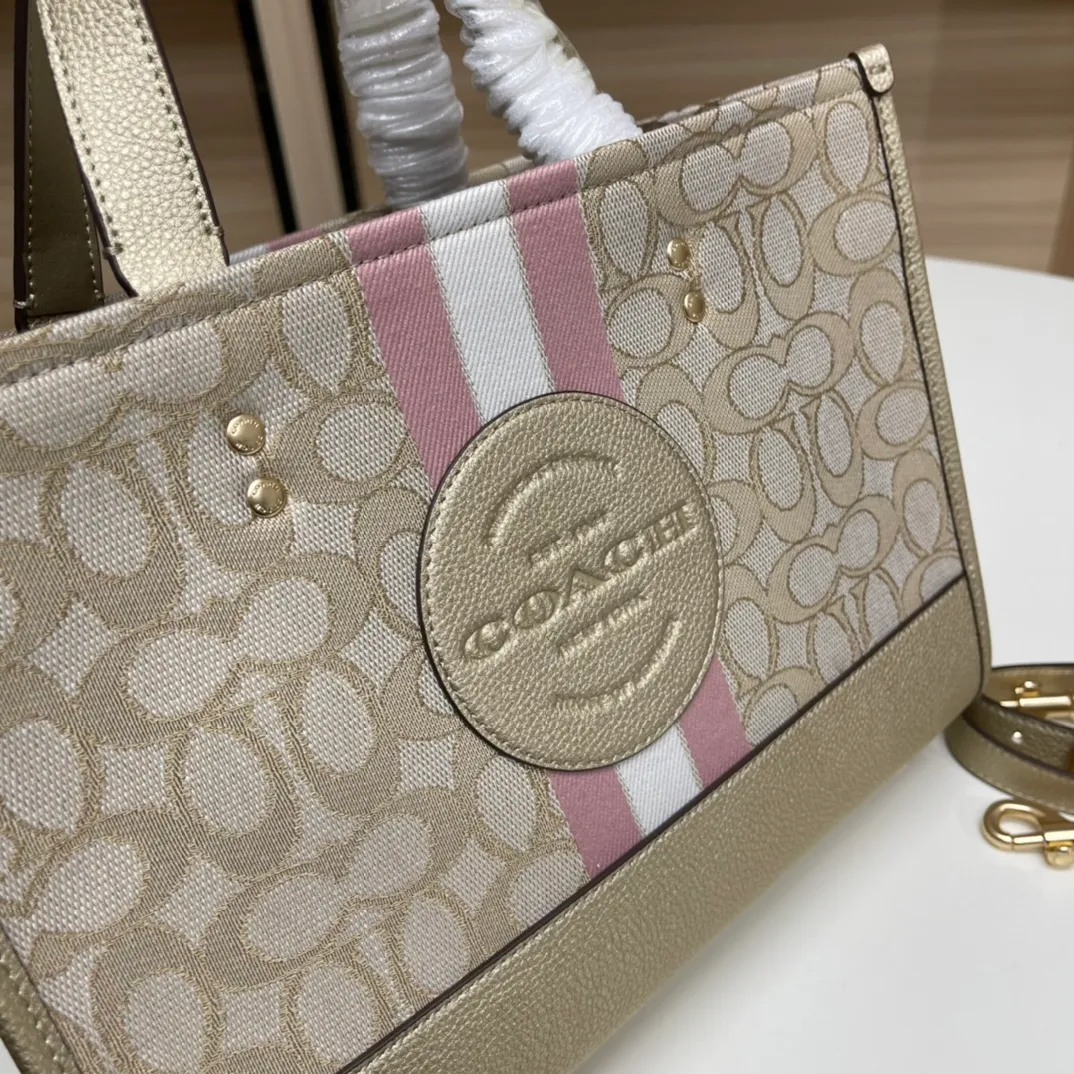Batch 400💰. Coach/Coach counter new color CE984 Butot horizontal series, latest style design, large round cake LOGO, very iconic, big C with hemp thread presbyopia embroidery, size is about 29/13/22.