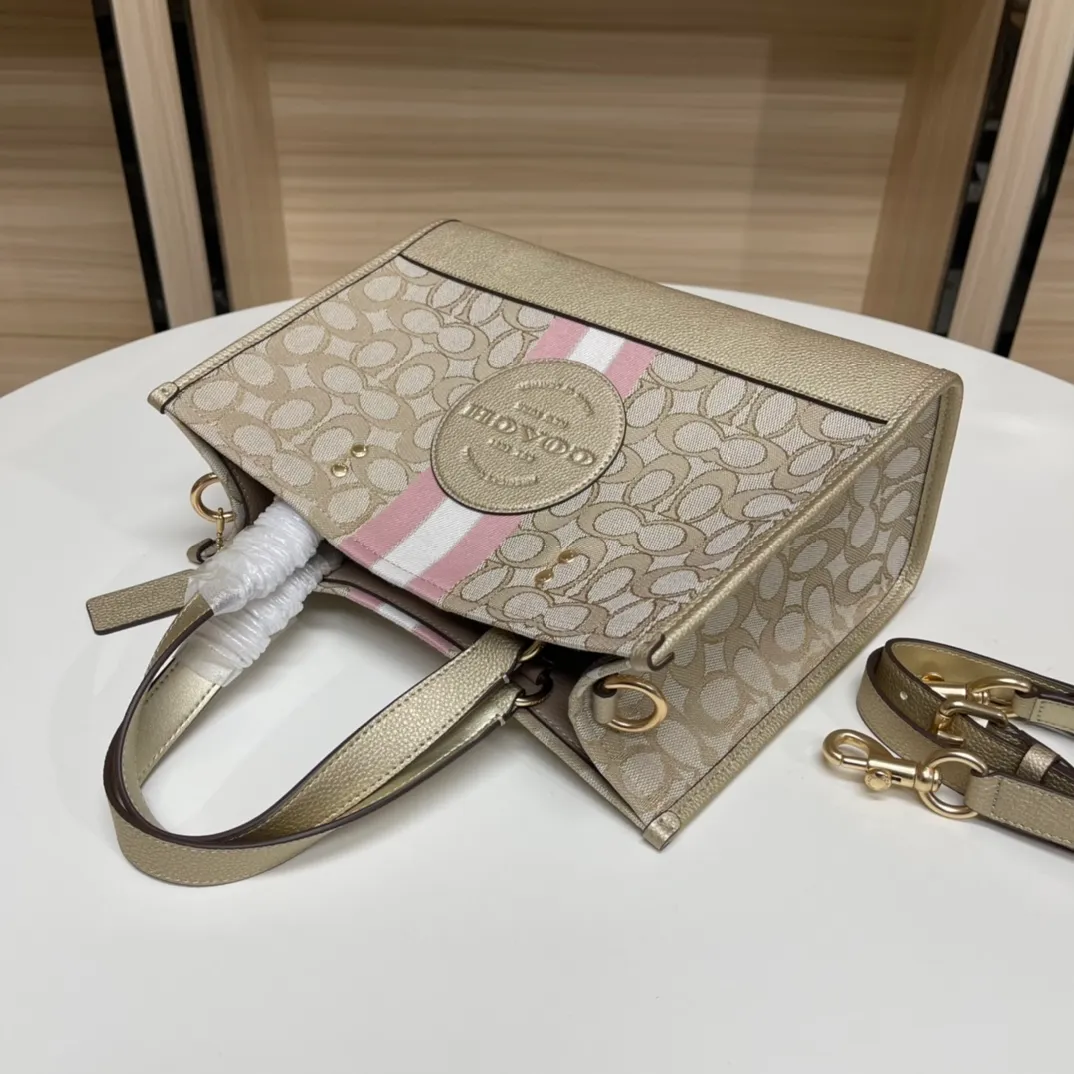 Batch 400💰. Coach/Coach counter new color CE984 Butot horizontal series, latest style design, large round cake LOGO, very iconic, big C with hemp thread presbyopia embroidery, size is about 29/13/22.