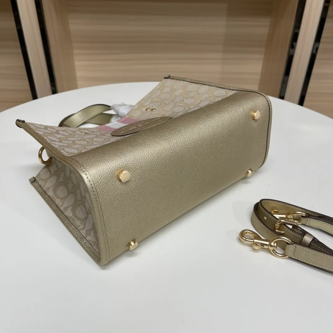 Batch 400💰. Coach/Coach counter new color CE984 Butot horizontal series, latest style design, large round cake LOGO, very iconic, big C with hemp thread presbyopia embroidery, size is about 29/13/22.