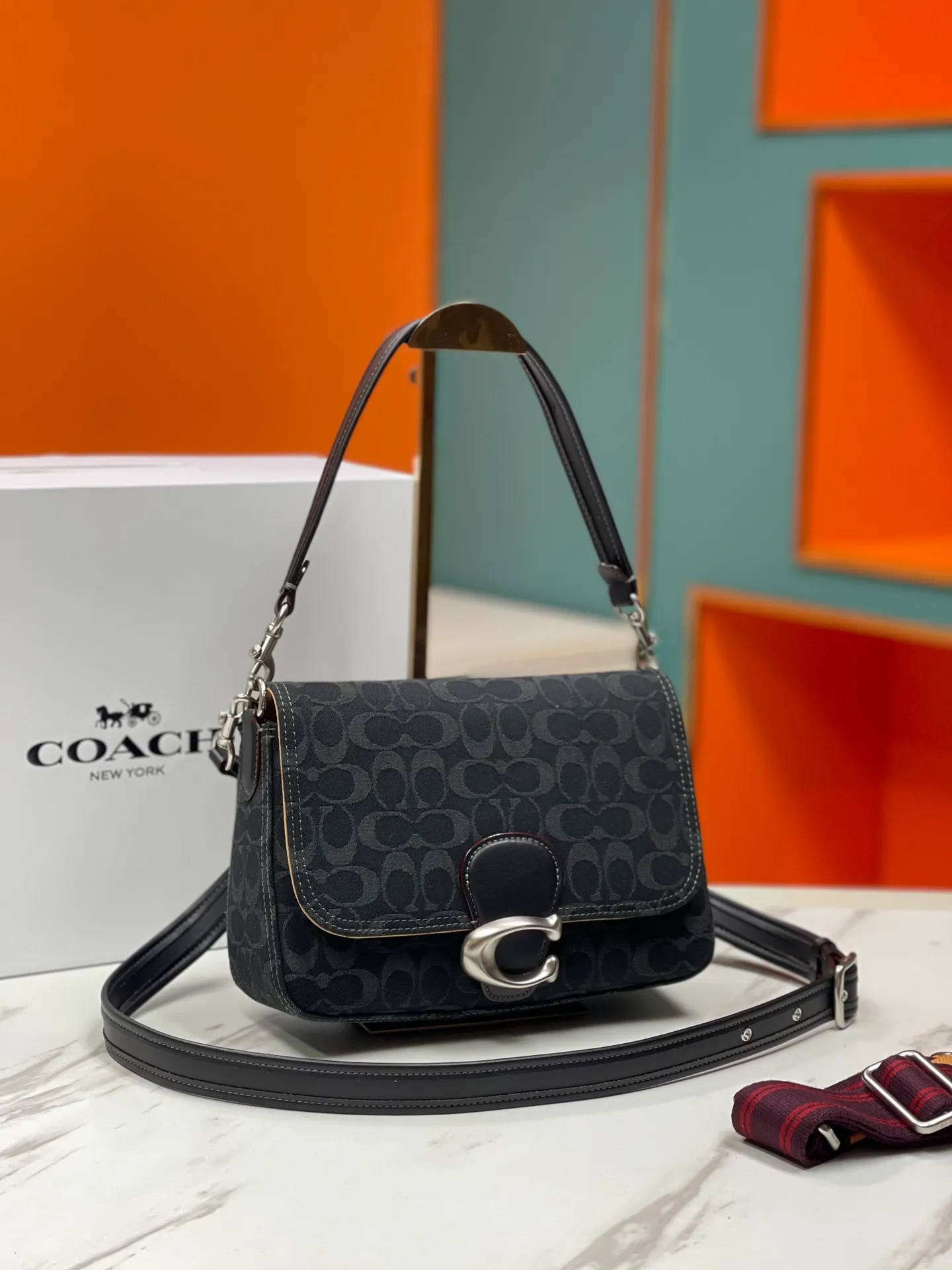 Top original order batch 480💰coach/Coach new model number: CG094 new color at the counter. 3 shoulder straps. I love Soft Tabby so much ~ Retro style has always been the current popular style. This model perfectly interprets the French retro romance. The 3 shoulder straps can be freely detached. The short shoulder strap can be used as an armpit bag or a handbag. It is very suitable for any style. It is soft and light, and the built-in capacity is super sufficient! Jue Juezi, full of gratitude! Versatile classic size: 26*15*8.5 cm,