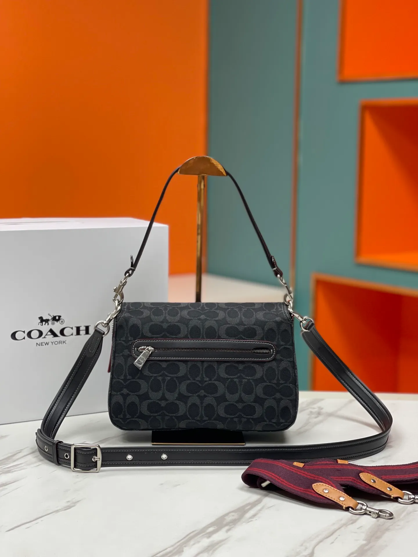 Top original order batch 480💰coach/Coach new model number: CG094 new color at the counter. 3 shoulder straps. I love Soft Tabby so much ~ Retro style has always been the current popular style. This model perfectly interprets the French retro romance. The 3 shoulder straps can be freely detached. The short shoulder strap can be used as an armpit bag or a handbag. It is very suitable for any style. It is soft and light, and the built-in capacity is super sufficient! Jue Juezi, full of gratitude! Versatile classic size: 26*15*8.5 cm,