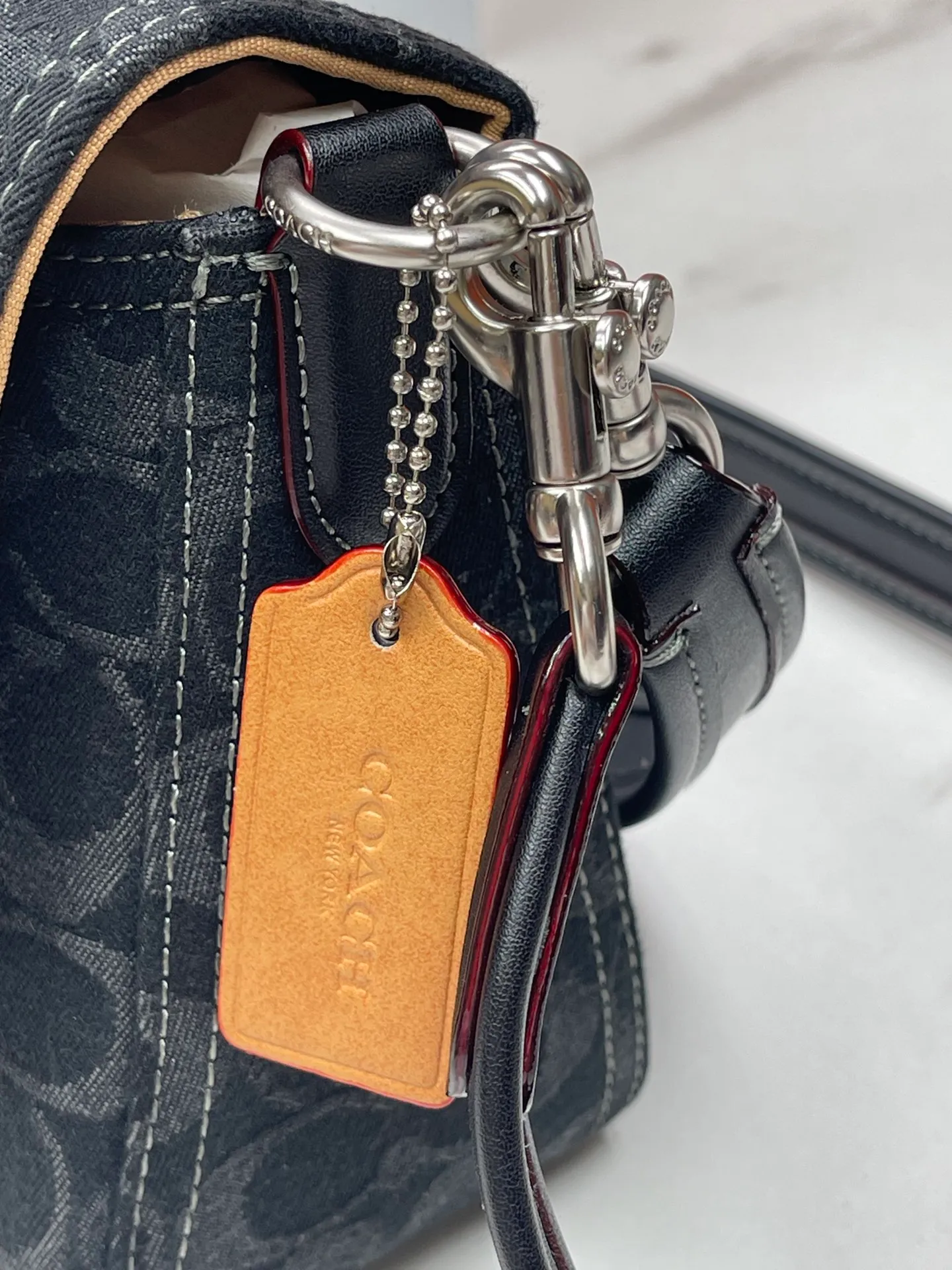 Top original order batch 480💰coach/Coach new model number: CG094 new color at the counter. 3 shoulder straps. I love Soft Tabby so much ~ Retro style has always been the current popular style. This model perfectly interprets the French retro romance. The 3 shoulder straps can be freely detached. The short shoulder strap can be used as an armpit bag or a handbag. It is very suitable for any style. It is soft and light, and the built-in capacity is super sufficient! Jue Juezi, full of gratitude! Versatile classic size: 26*15*8.5 cm,