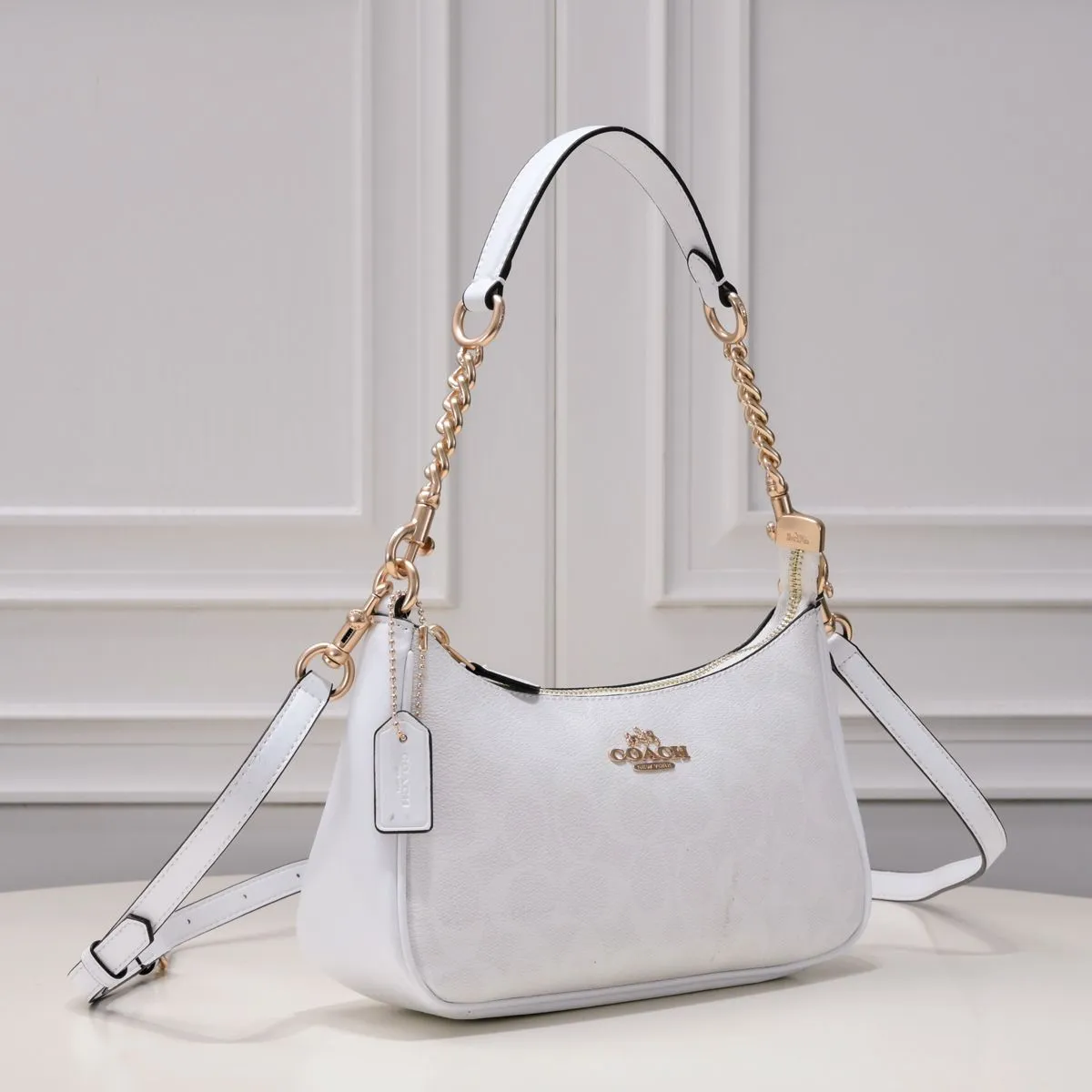 P260 [Top original order] Coach's new Teri underarm bag CA548 is larger than the mahjong bag, and the capacity zipper arc is more beautiful. It is equipped with two shoulder straps. The bag body is simple and elegant, and the stiff structure shows a capable and neat temperament. Dimensions: 24.5cm long x 13cm high x 6cm wide