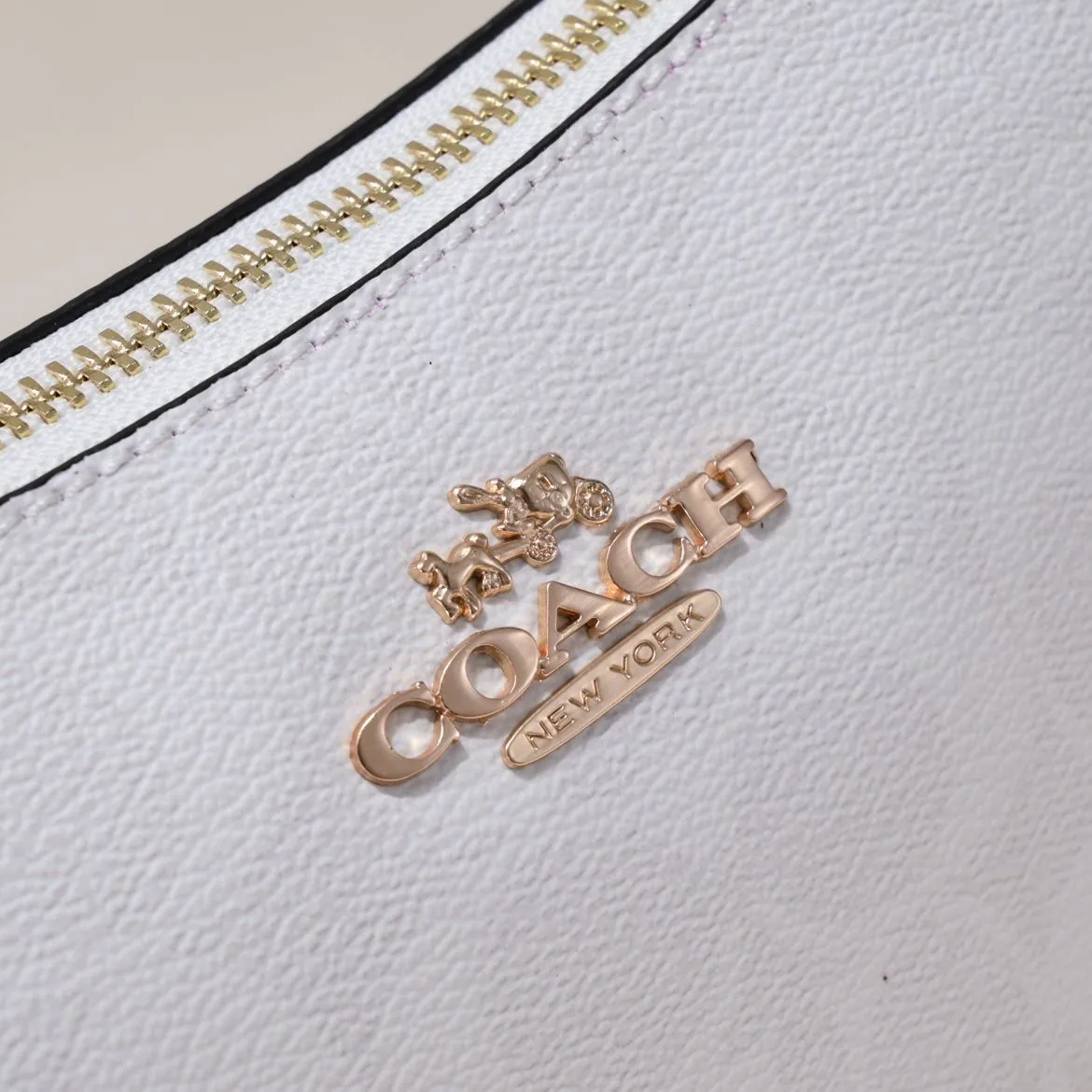 P260 [Top original order] Coach's new Teri underarm bag CA548 is larger than the mahjong bag, and the capacity zipper arc is more beautiful. It is equipped with two shoulder straps. The bag body is simple and elegant, and the stiff structure shows a capable and neat temperament. Dimensions: 24.5cm long x 13cm high x 6cm wide