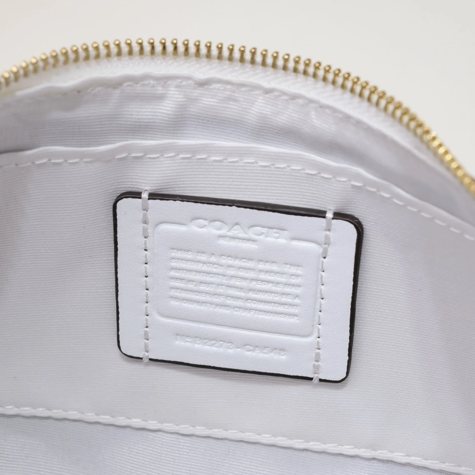 P260 [Top original order] Coach's new Teri underarm bag CA548 is larger than the mahjong bag, and the capacity zipper arc is more beautiful. It is equipped with two shoulder straps. The bag body is simple and elegant, and the stiff structure shows a capable and neat temperament. Dimensions: 24.5cm long x 13cm high x 6cm wide