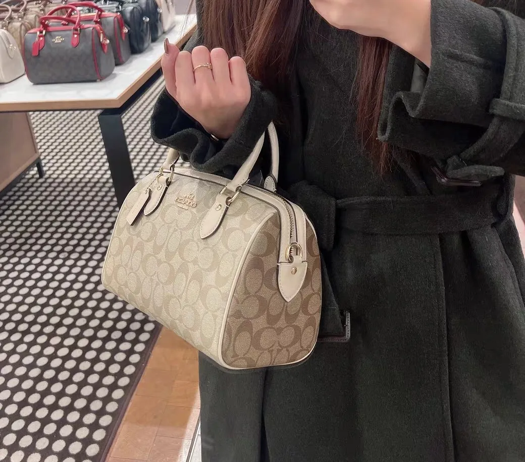 P380 [Top Original Order] Coach’s new Rowan Boston Large CH486 This year’s new colors are really eye-catching, and every color is very versatile! The newly upgraded best-selling pillow bag zipper returns to the back again, showing an overall high-end look. It can be carried on the shoulder or cross-body, and the bag has enough space to accommodate daily items. It is easy to carry, looks good and is easy to use! Size: 25*15*12cm