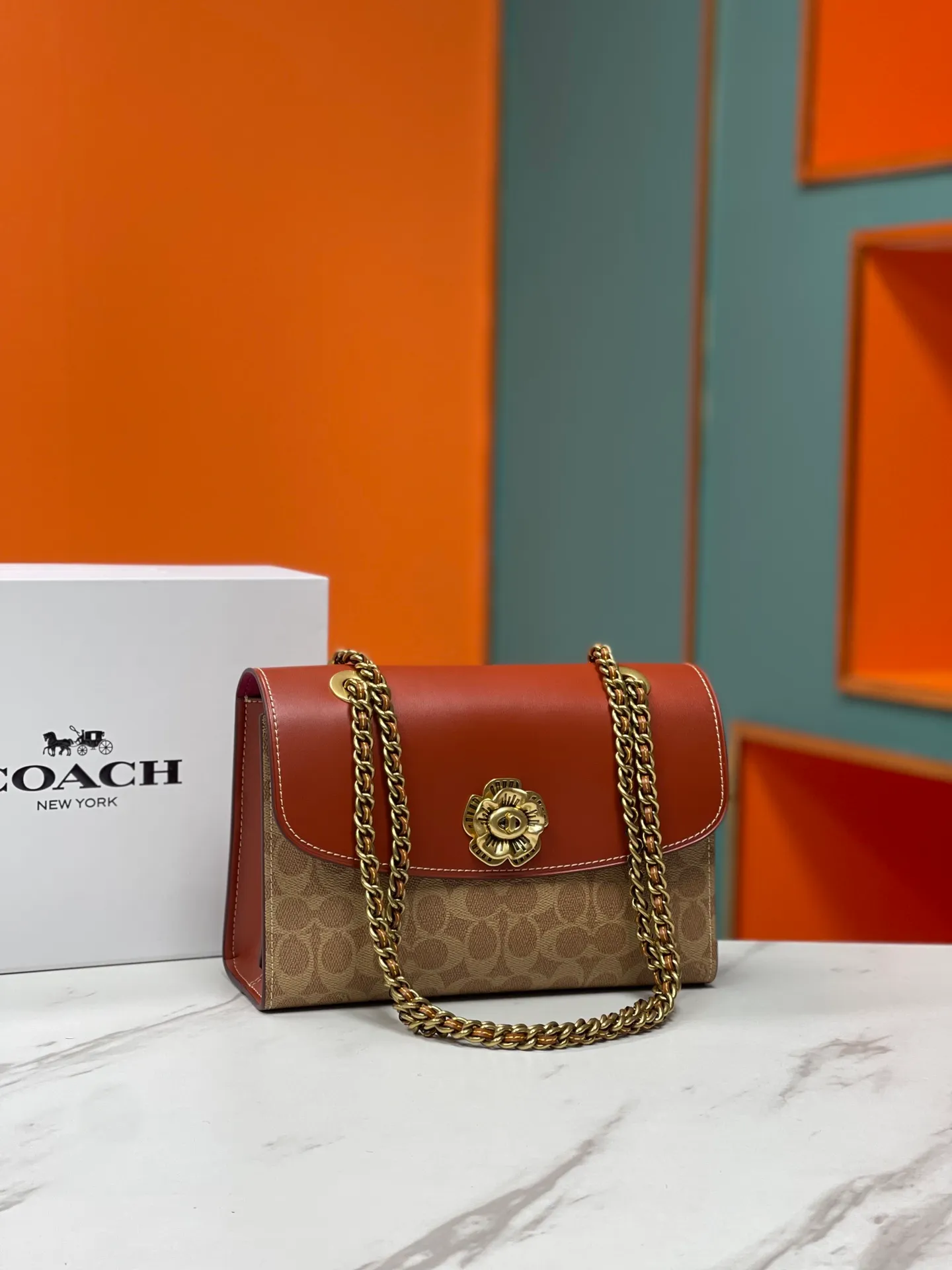 Top original order, batch 540💰original order quality COACH model 30585 Camellia Parker classic series chain bag, using original imported cowhide and PVC, original retro hardware, suede lining. The chain can be used for two purposes. It can be folded up to be carried on the shoulder or hand-held, and can be released to be worn cross-body. It is very practical. The design is simple, beautiful and self-respecting. Retro and elegant, with quality! Size: 26*17*10