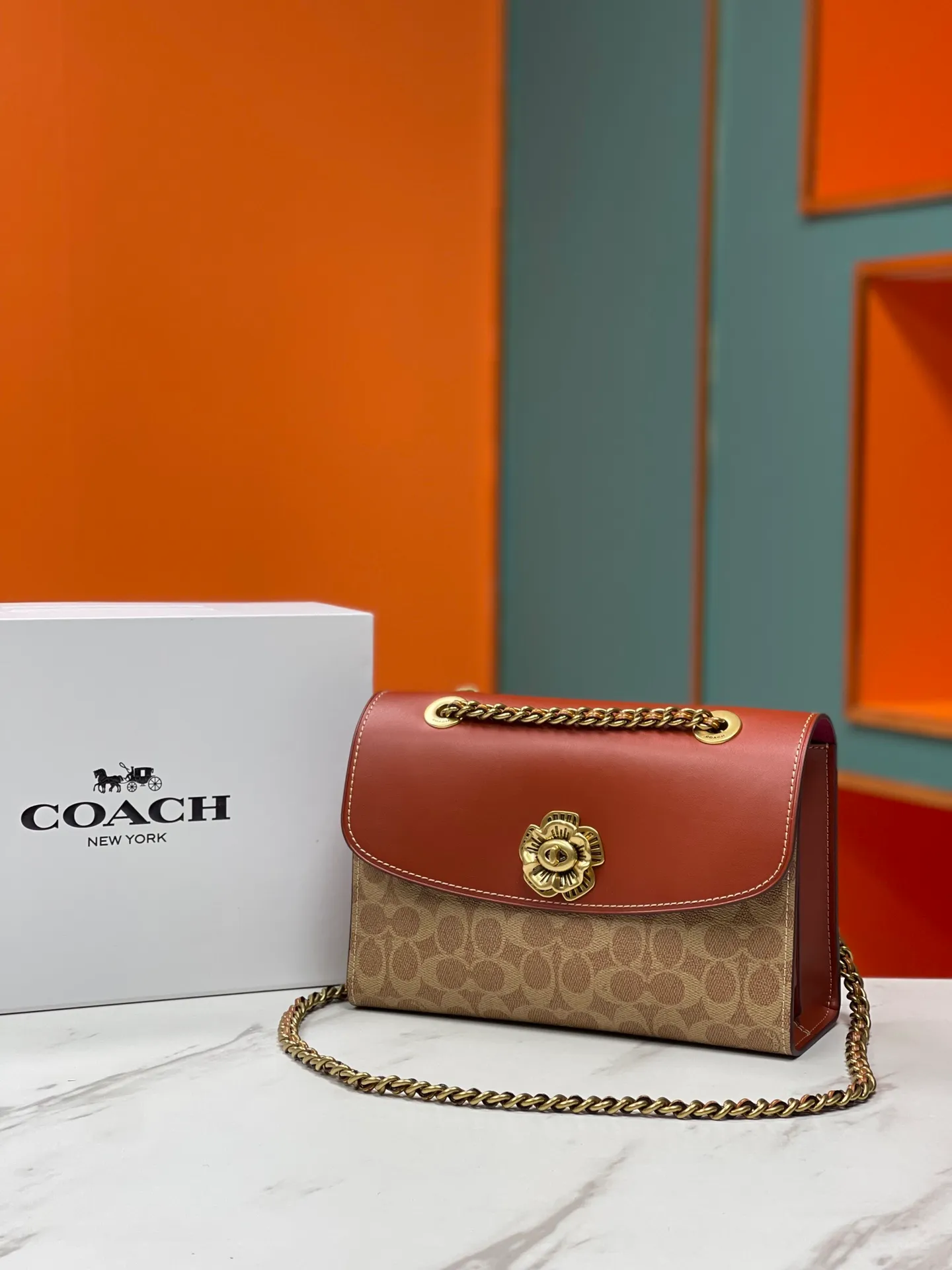Top original order, batch 540💰original order quality COACH model 30585 Camellia Parker classic series chain bag, using original imported cowhide and PVC, original retro hardware, suede lining. The chain can be used for two purposes. It can be folded up to be carried on the shoulder or hand-held, and can be released to be worn cross-body. It is very practical. The design is simple, beautiful and self-respecting. Retro and elegant, with quality! Size: 26*17*10