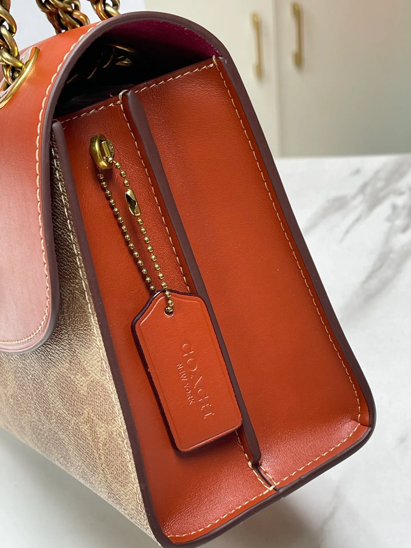 Top original order, batch 540💰original order quality COACH model 30585 Camellia Parker classic series chain bag, using original imported cowhide and PVC, original retro hardware, suede lining. The chain can be used for two purposes. It can be folded up to be carried on the shoulder or hand-held, and can be released to be worn cross-body. It is very practical. The design is simple, beautiful and self-respecting. Retro and elegant, with quality! Size: 26*17*10