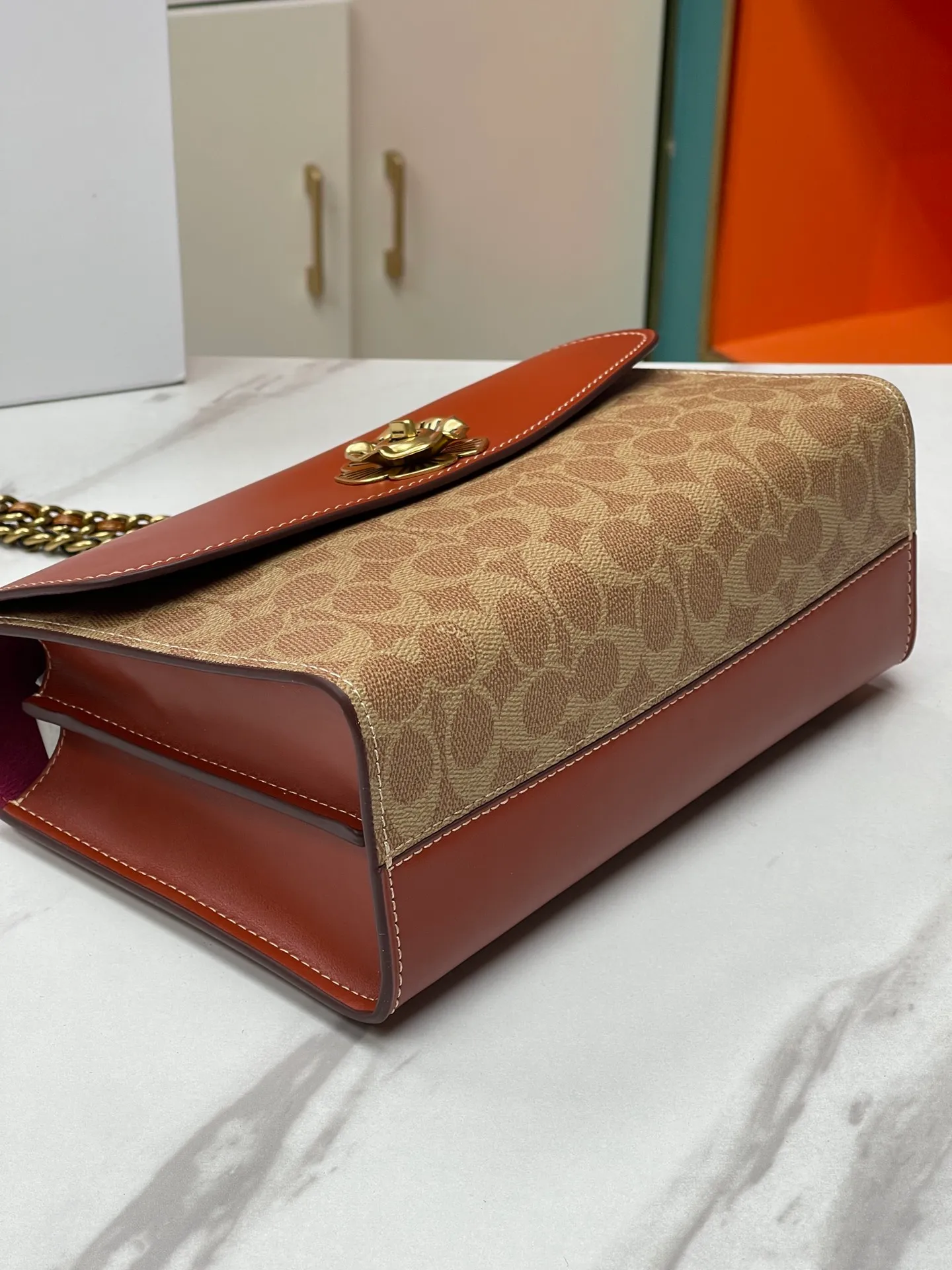 Top original order, batch 540💰original order quality COACH model 30585 Camellia Parker classic series chain bag, using original imported cowhide and PVC, original retro hardware, suede lining. The chain can be used for two purposes. It can be folded up to be carried on the shoulder or hand-held, and can be released to be worn cross-body. It is very practical. The design is simple, beautiful and self-respecting. Retro and elegant, with quality! Size: 26*17*10