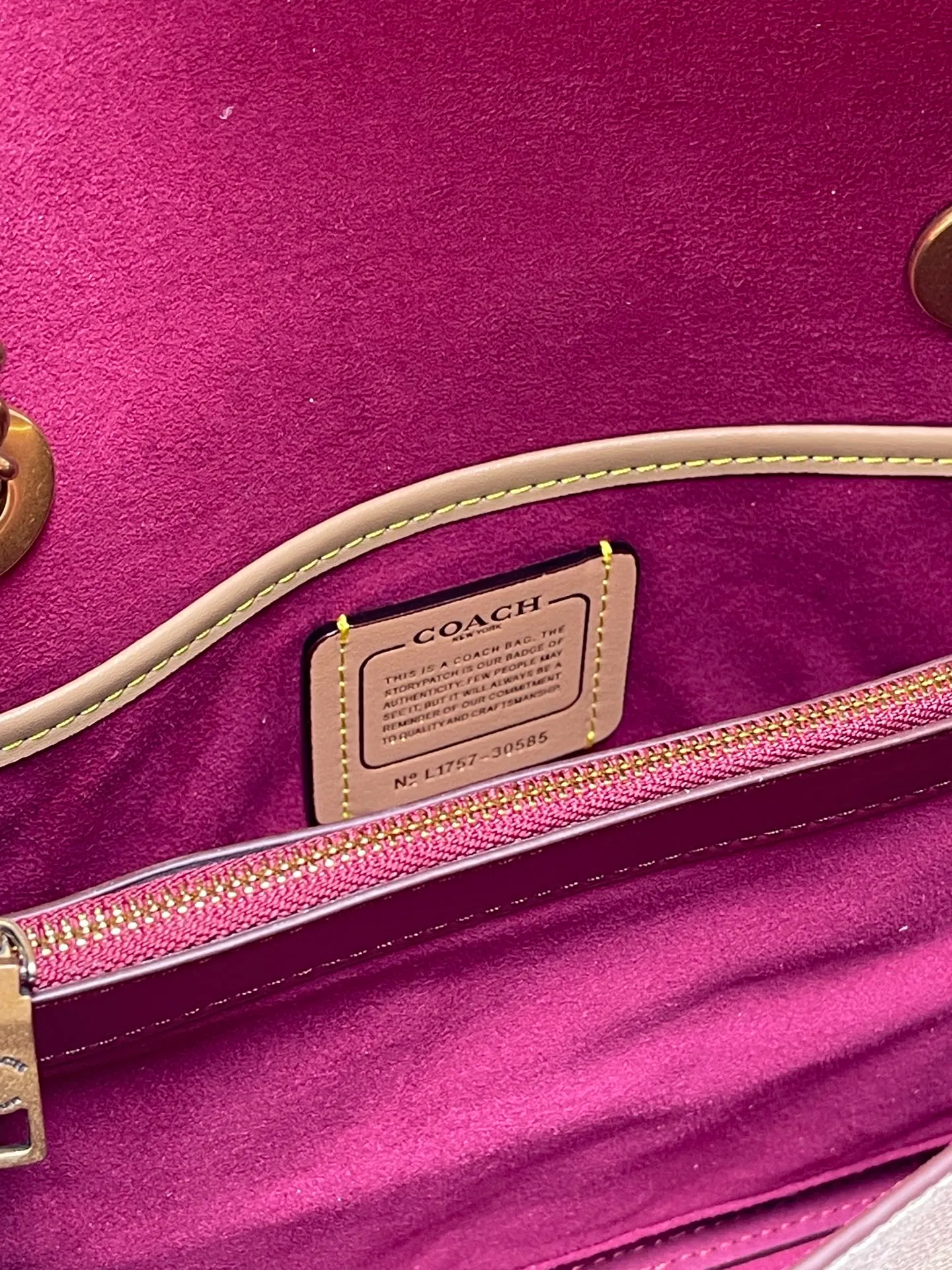 Top original order, batch 540💰original order quality COACH model 30585 Camellia Parker classic series chain bag, using original imported cowhide and PVC, original retro hardware, suede lining. The chain can be used for two purposes. It can be folded up to be carried on the shoulder or hand-held, and can be released to be worn cross-body. It is very practical. The design is simple, beautiful and self-respecting. Retro and elegant, with quality! Size: 26*17*10