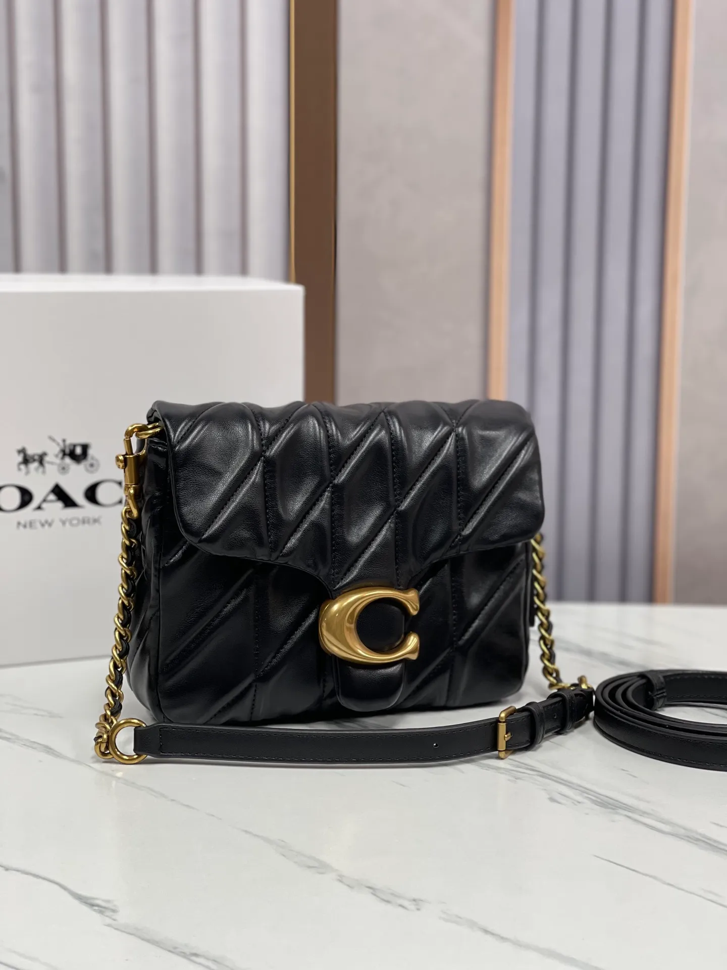 P480💰Coach’s new Square Tabby20 is retro and high-end, with a sheepskin texture. Square shoulder crossbody chain women's bag CW629, size 21×16×7. white black