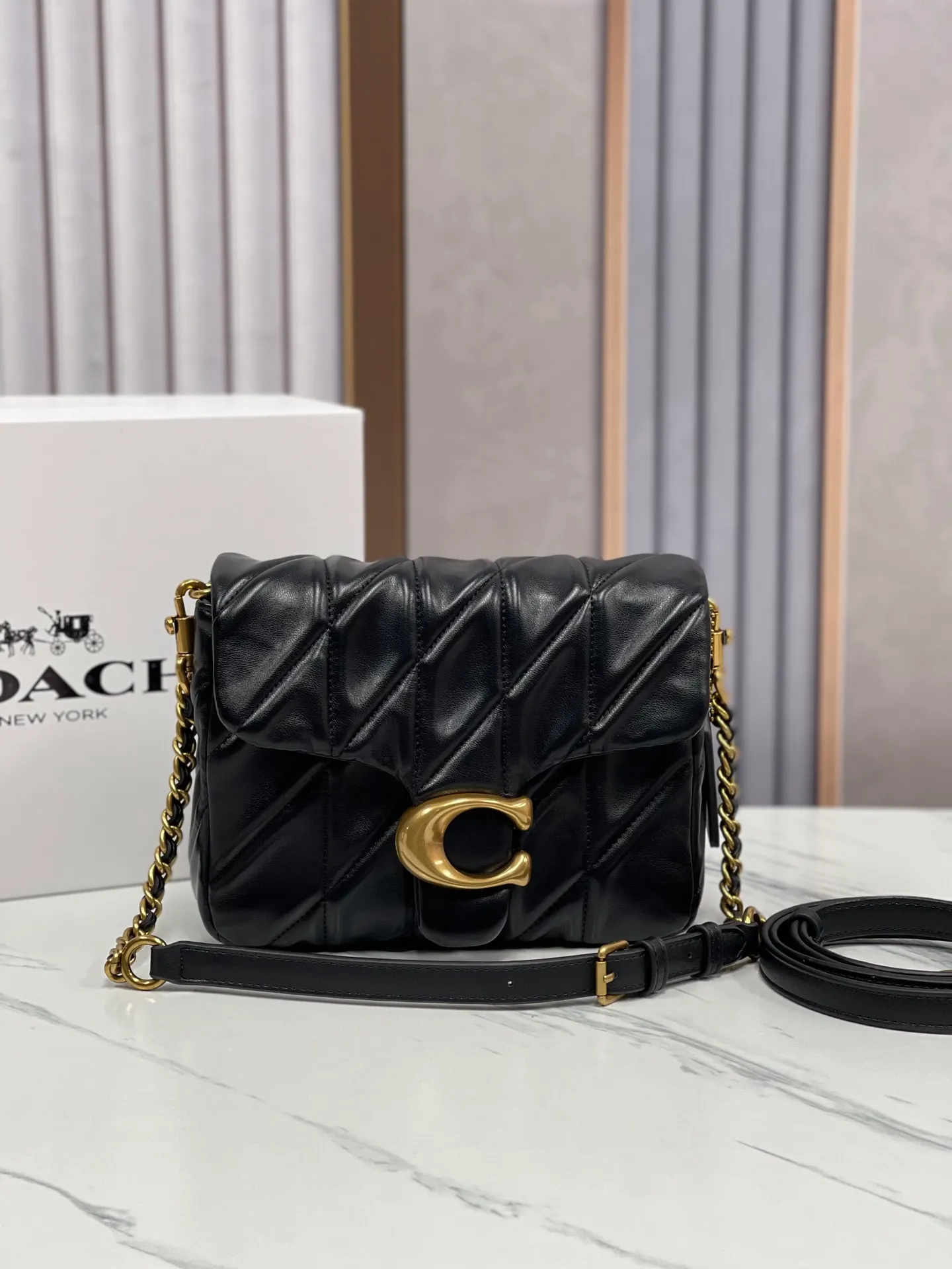 P480💰Coach’s new Square Tabby20 is retro and high-end, with a sheepskin texture. Square shoulder crossbody chain women's bag CW629, size 21×16×7. white black