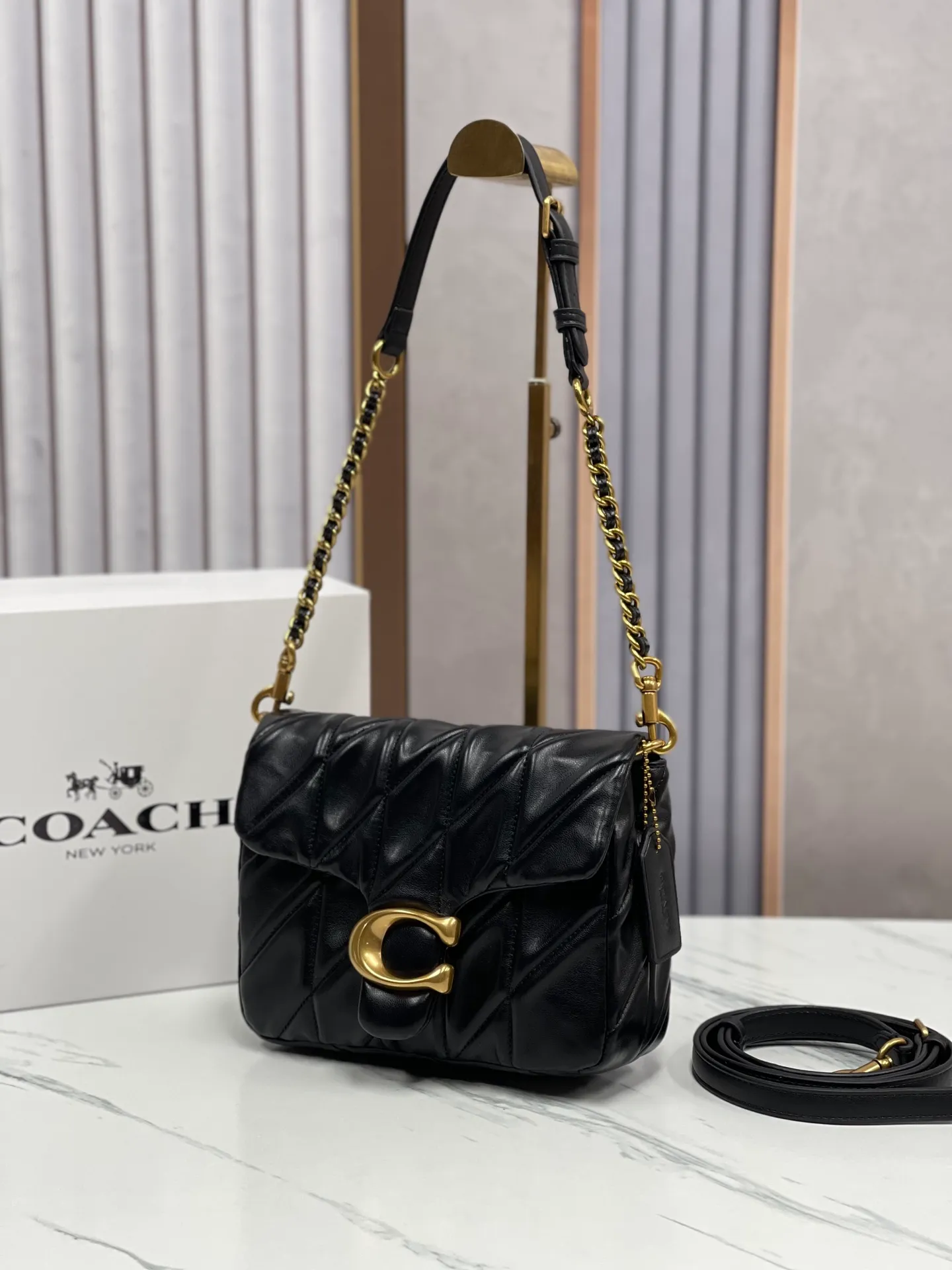 P480💰Coach’s new Square Tabby20 is retro and high-end, with a sheepskin texture. Square shoulder crossbody chain women's bag CW629, size 21×16×7. white black