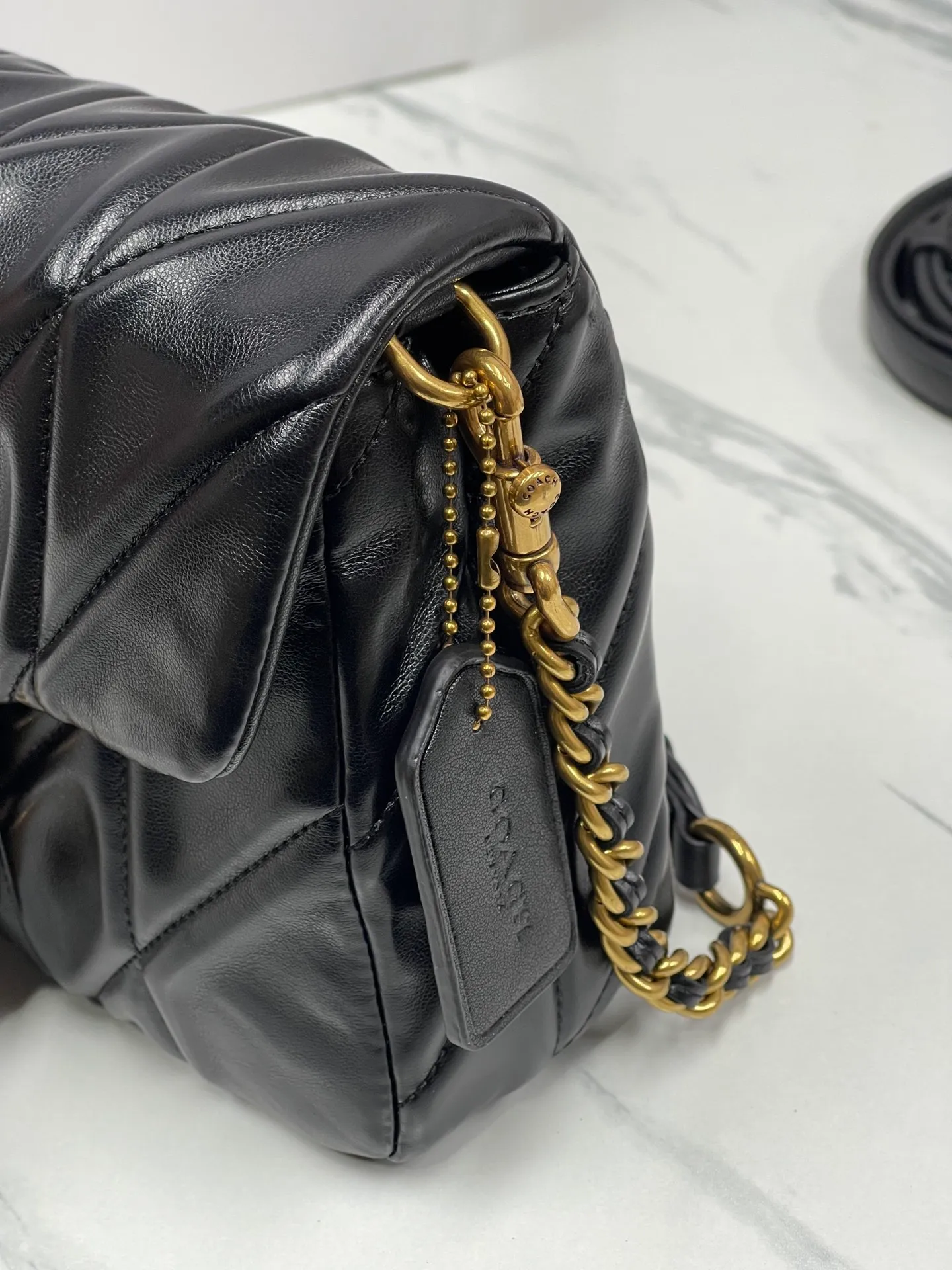 P480💰Coach’s new Square Tabby20 is retro and high-end, with a sheepskin texture. Square shoulder crossbody chain women's bag CW629, size 21×16×7. white black