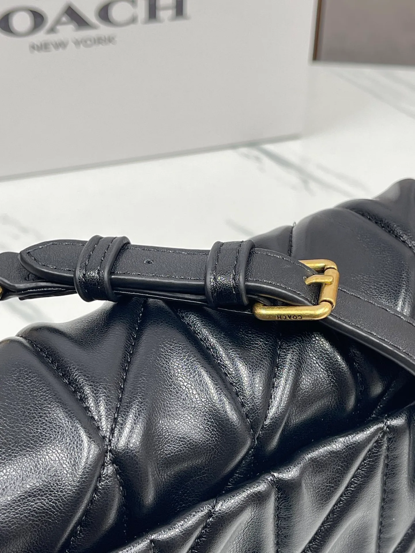 P480💰Coach’s new Square Tabby20 is retro and high-end, with a sheepskin texture. Square shoulder crossbody chain women's bag CW629, size 21×16×7. white black
