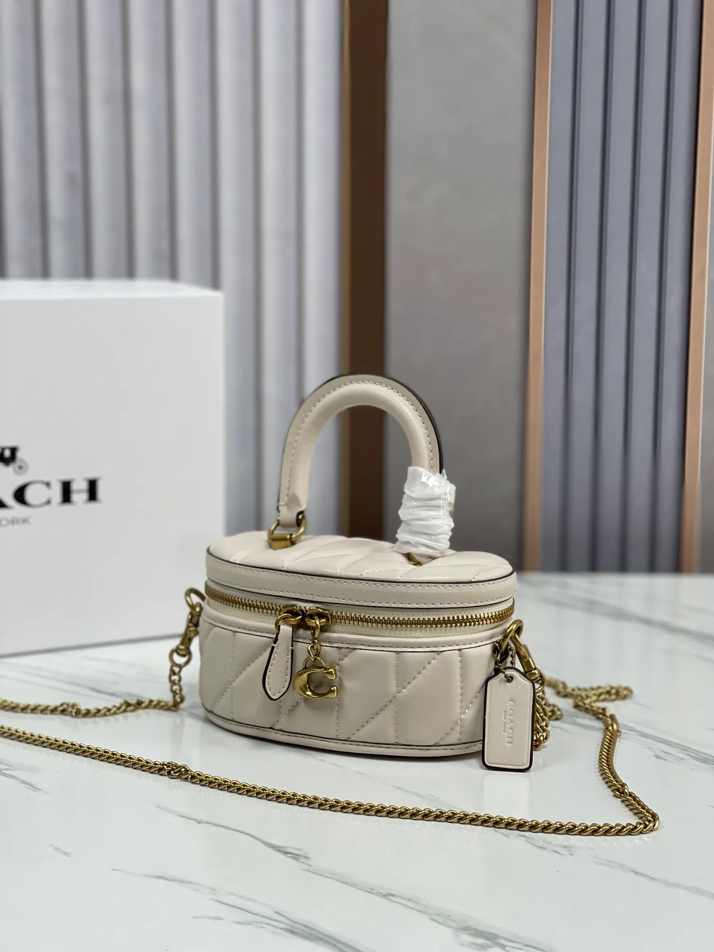 Top original order batch 400🐶Coach new box bag version 2.0. New cosmetic bag/chain shoulder crossbody bag💕model CT876/CT877, designers who listened to the advice, want a box bag that can hold mobile phones, here comes the new model in June that can accommodate top original order batch ro-sized mobile phone lipstick air cushion powder is not a problem💕size 17CM