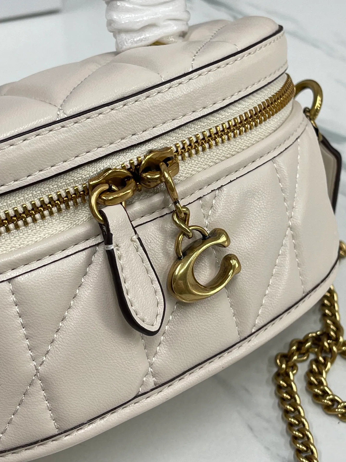Top original order batch 400🐶Coach new box bag version 2.0. New cosmetic bag/chain shoulder crossbody bag💕model CT876/CT877, designers who listened to the advice, want a box bag that can hold mobile phones, here comes the new model in June that can accommodate top original order batch ro-sized mobile phone lipstick air cushion powder is not a problem💕size 17CM