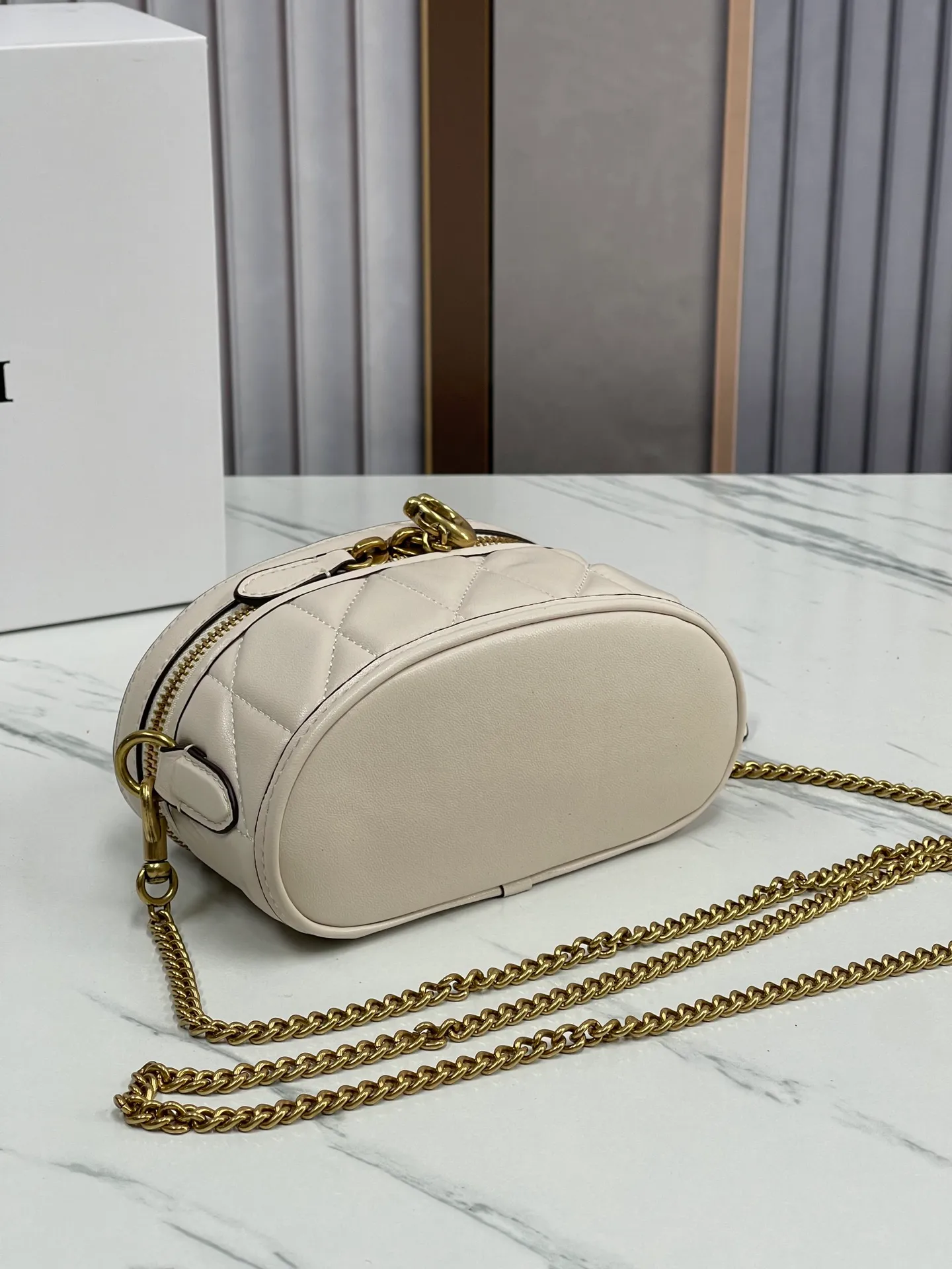 Top original order batch 400🐶Coach new box bag version 2.0. New cosmetic bag/chain shoulder crossbody bag💕model CT876/CT877, designers who listened to the advice, want a box bag that can hold mobile phones, here comes the new model in June that can accommodate top original order batch ro-sized mobile phone lipstick air cushion powder is not a problem💕size 17CM