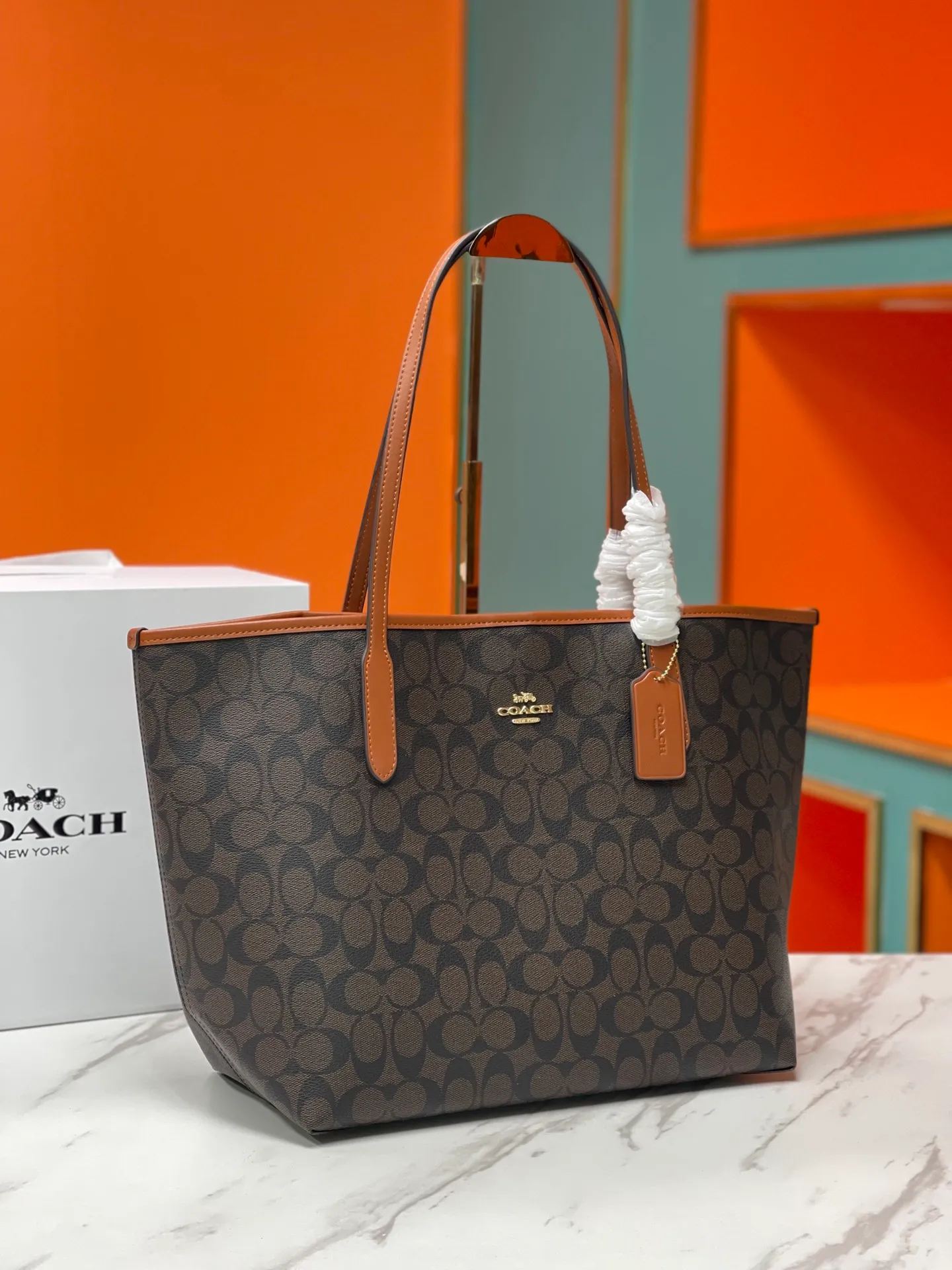 Top original order batch 400💰Coach/Coach new large shopping bag. Style number: 5696& Classic presbyopic logo tote bag is super cute. It is suitable for commuting. It has a huge capacity and is also very suitable for mothers. It has a wide range of applicability, especially suitable for students, part-time workers and mothers. Size: 34*31*16 cm,