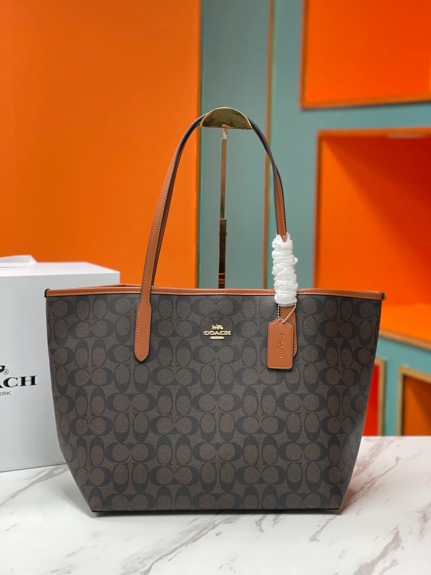 Top original order batch 400💰Coach/Coach new large shopping bag. Style number: 5696& Classic presbyopic logo tote bag is super cute. It is suitable for commuting. It has a huge capacity and is also very suitable for mothers. It has a wide range of applicability, especially suitable for students, part-time workers and mothers. Size: 34*31*16 cm,