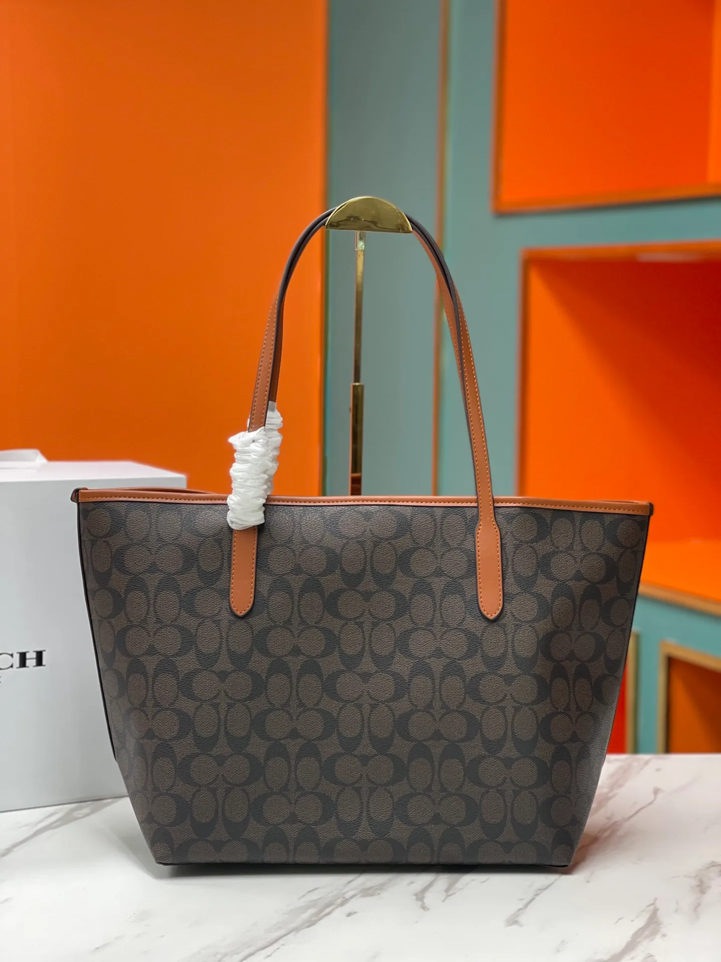 Top original order batch 400💰Coach/Coach new large shopping bag. Style number: 5696& Classic presbyopic logo tote bag is super cute. It is suitable for commuting. It has a huge capacity and is also very suitable for mothers. It has a wide range of applicability, especially suitable for students, part-time workers and mothers. Size: 34*31*16 cm,