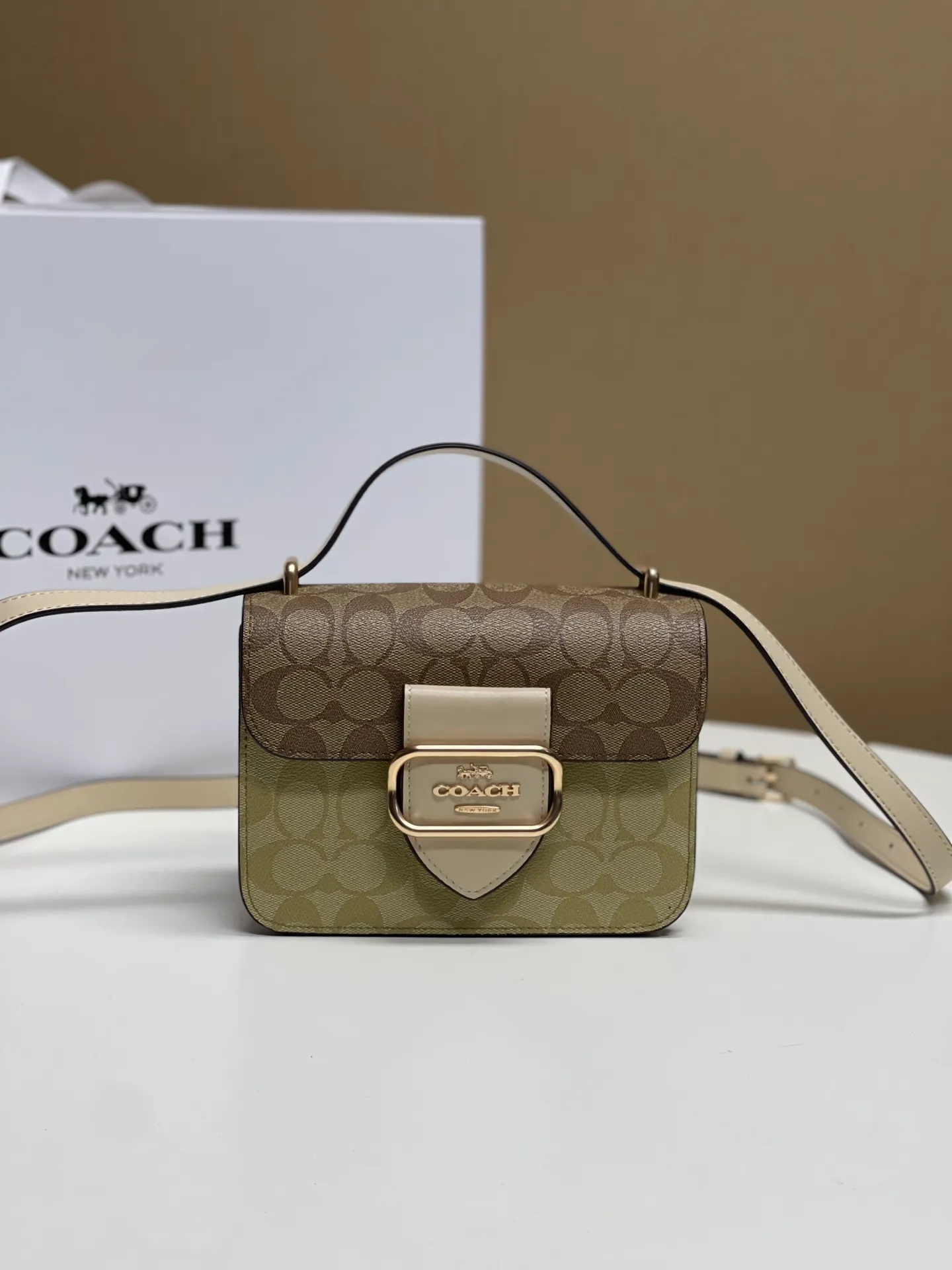 Top original order batch 440💰coach/Coach new model latest August new product model CL429 Morgan series is a must-have for Valentine's Day gifts. Exquisite, compact and playful, wear-resistant and scratch-resistant. The built-in compartment can accommodate a variety of personal belongings. Girls don't have to worry about their belongings when going out. The shoulder strap can be adjusted diagonally or on one shoulder. Super practical