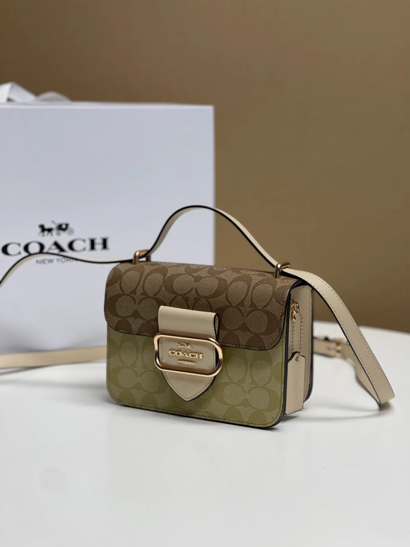 Top original order batch 440💰coach/Coach new model latest August new product model CL429 Morgan series is a must-have for Valentine's Day gifts. Exquisite, compact and playful, wear-resistant and scratch-resistant. The built-in compartment can accommodate a variety of personal belongings. Girls don't have to worry about their belongings when going out. The shoulder strap can be adjusted diagonally or on one shoulder. Super practical