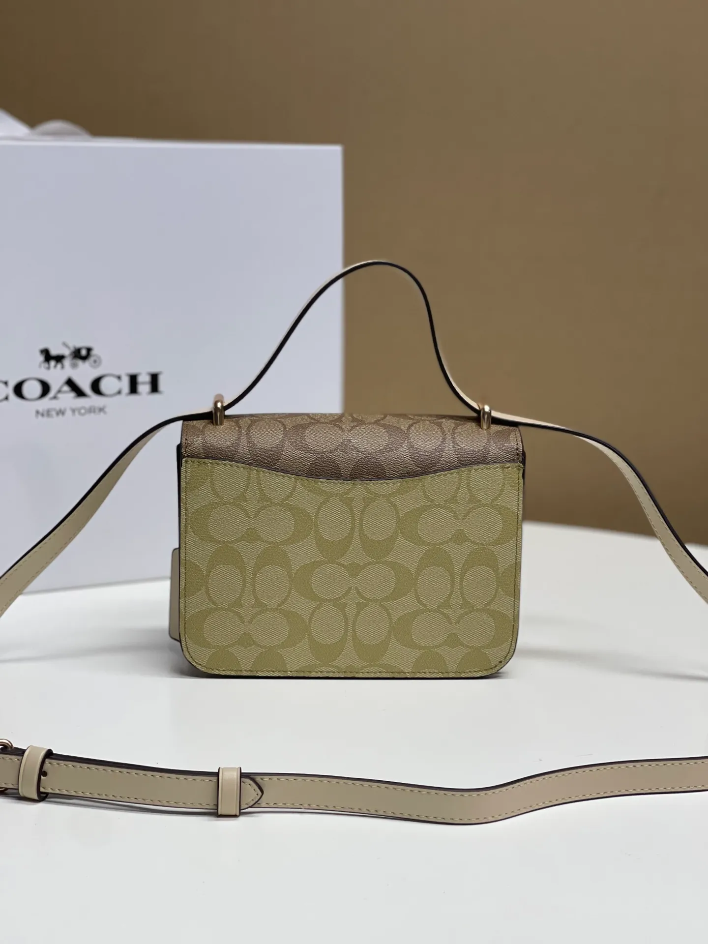 Top original order batch 440💰coach/Coach new model latest August new product model CL429 Morgan series is a must-have for Valentine's Day gifts. Exquisite, compact and playful, wear-resistant and scratch-resistant. The built-in compartment can accommodate a variety of personal belongings. Girls don't have to worry about their belongings when going out. The shoulder strap can be adjusted diagonally or on one shoulder. Super practical