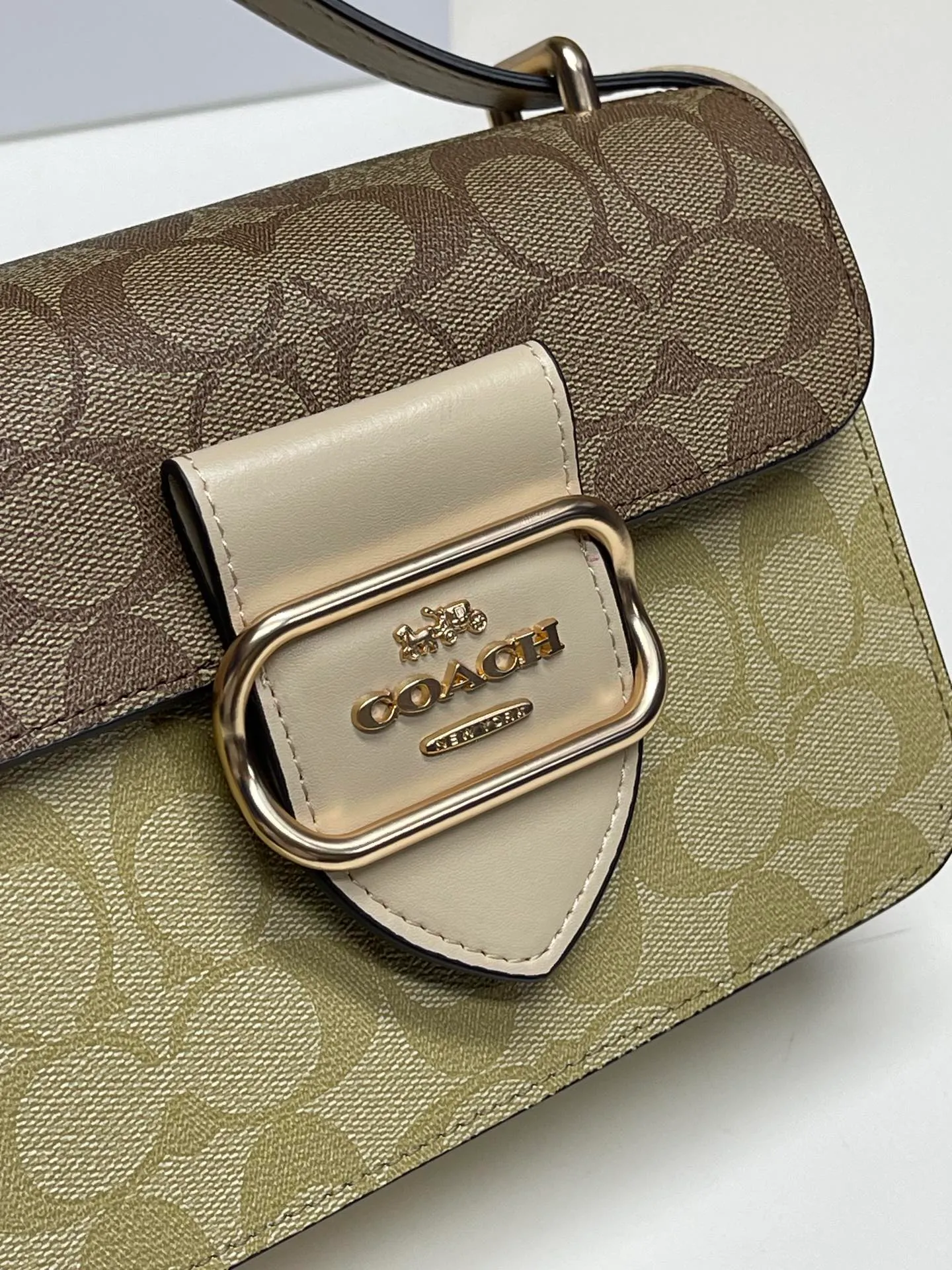 Top original order batch 440💰coach/Coach new model latest August new product model CL429 Morgan series is a must-have for Valentine's Day gifts. Exquisite, compact and playful, wear-resistant and scratch-resistant. The built-in compartment can accommodate a variety of personal belongings. Girls don't have to worry about their belongings when going out. The shoulder strap can be adjusted diagonally or on one shoulder. Super practical