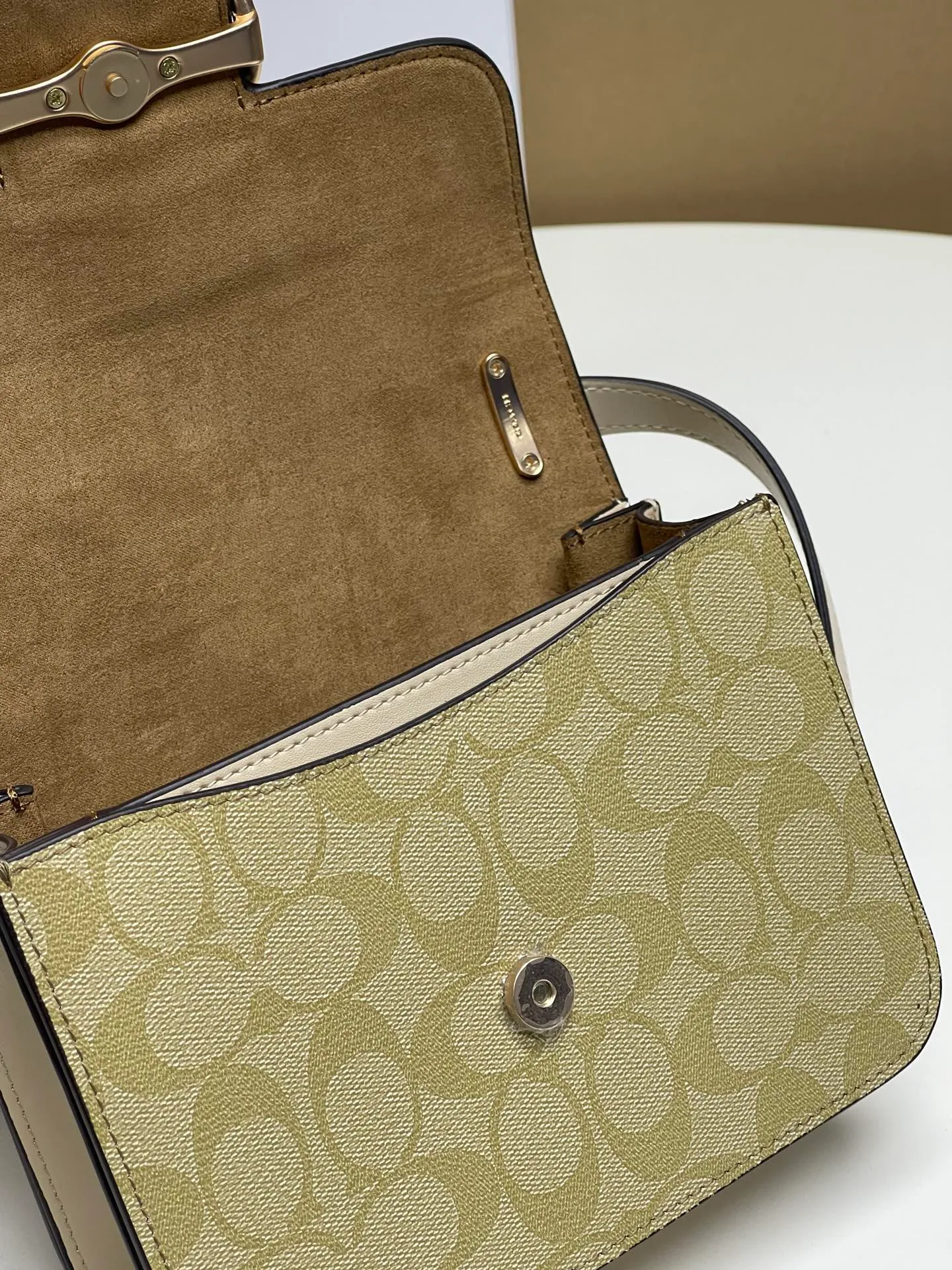 Top original order batch 440💰coach/Coach new model latest August new product model CL429 Morgan series is a must-have for Valentine's Day gifts. Exquisite, compact and playful, wear-resistant and scratch-resistant. The built-in compartment can accommodate a variety of personal belongings. Girls don't have to worry about their belongings when going out. The shoulder strap can be adjusted diagonally or on one shoulder. Super practical