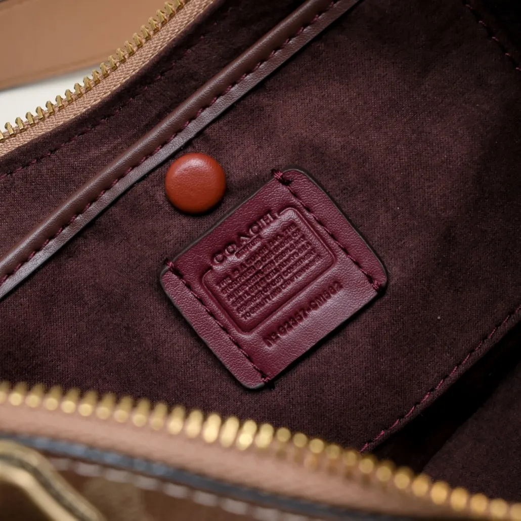 P360 [Top original order] CM582 Kou's new mira crescent bag has a proper temperament on the upper body, using a retro brushed brass chain ~ full of texture. Two shoulder straps can be worn cross-body under the arm, and the two styles can be switched at will. Size:23.5*16*6.5cm