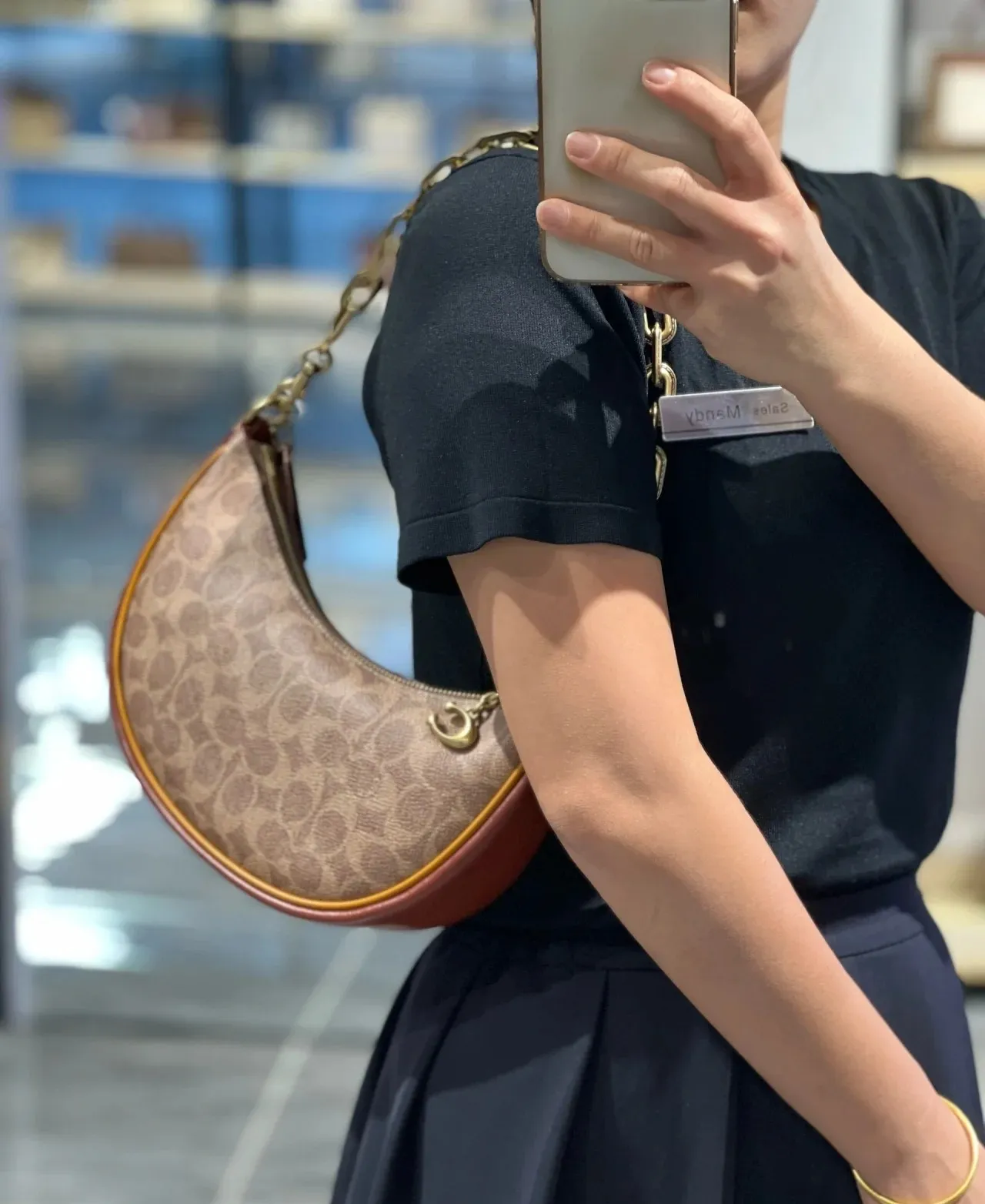 P360 [Top original order] CM582 Kou's new mira crescent bag has a proper temperament on the upper body, using a retro brushed brass chain ~ full of texture. Two shoulder straps can be worn cross-body under the arm, and the two styles can be switched at will. Size:23.5*16*6.5cm
