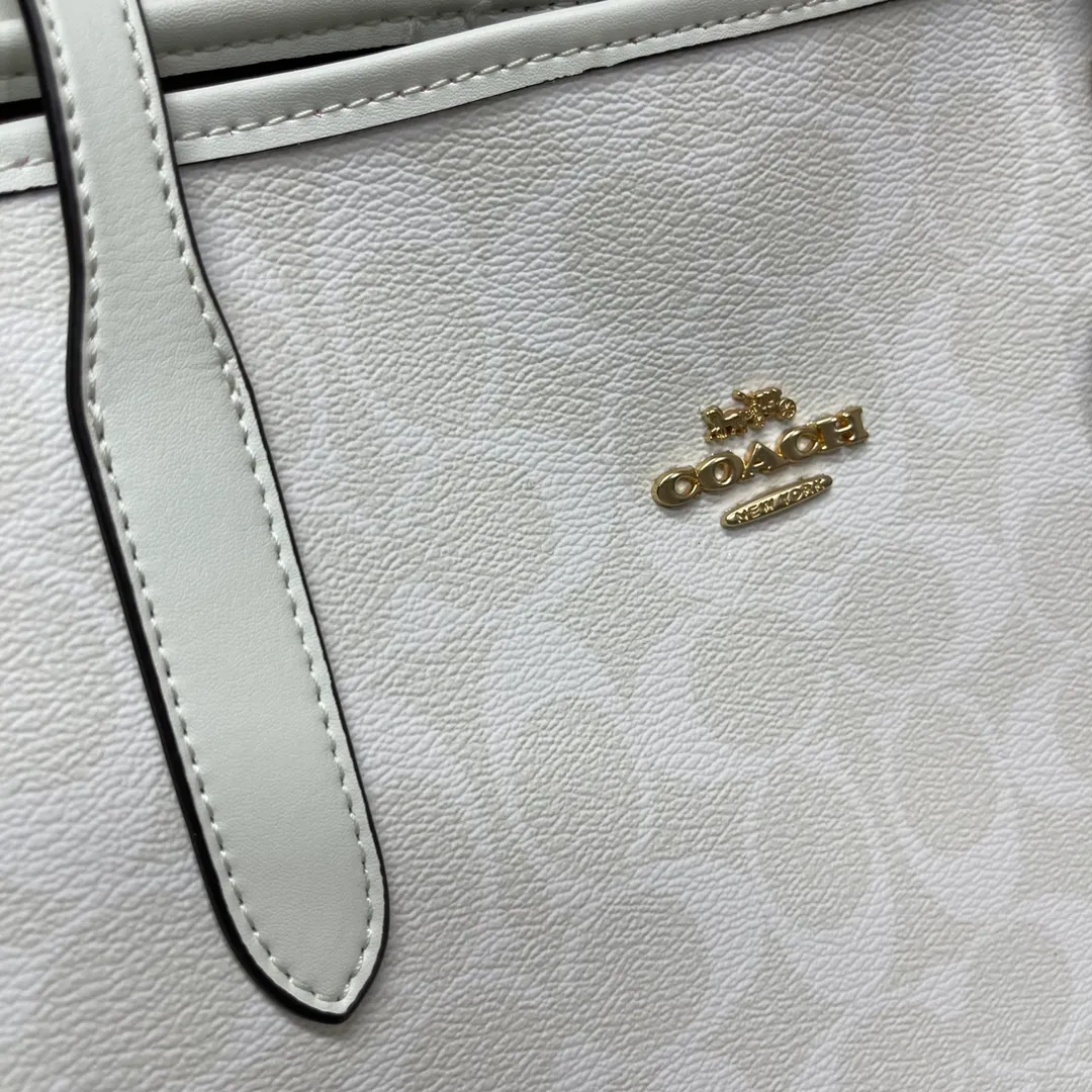 Top original order 400 in batches💰. Coach/Coach new large shopping bag. Style number: 5696& Classic presbyopic logo tote bag is super cute. It is suitable for commuting. It has a huge capacity and is also very suitable for mothers. It has a wide range of applicability, especially suitable for students, part-time workers and mothers. Size: 34*31*16 cm,