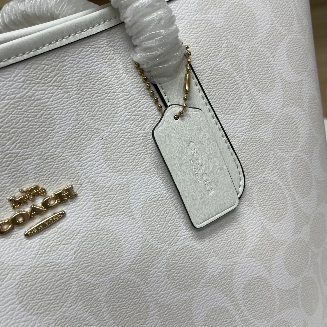 Top original order 400 in batches💰. Coach/Coach new large shopping bag. Style number: 5696& Classic presbyopic logo tote bag is super cute. It is suitable for commuting. It has a huge capacity and is also very suitable for mothers. It has a wide range of applicability, especially suitable for students, part-time workers and mothers. Size: 34*31*16 cm,