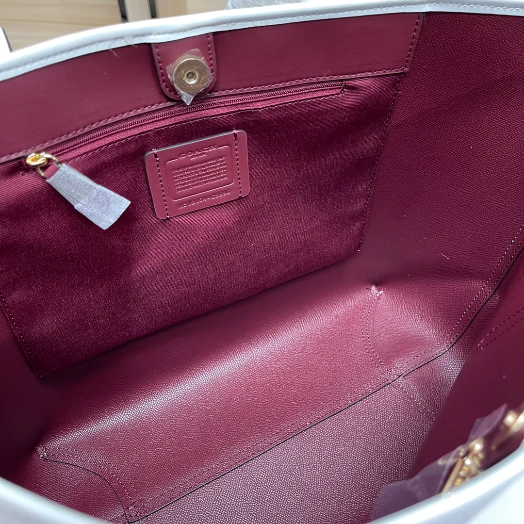 Top original order 400 in batches💰. Coach/Coach new large shopping bag. Style number: 5696& Classic presbyopic logo tote bag is super cute. It is suitable for commuting. It has a huge capacity and is also very suitable for mothers. It has a wide range of applicability, especially suitable for students, part-time workers and mothers. Size: 34*31*16 cm,