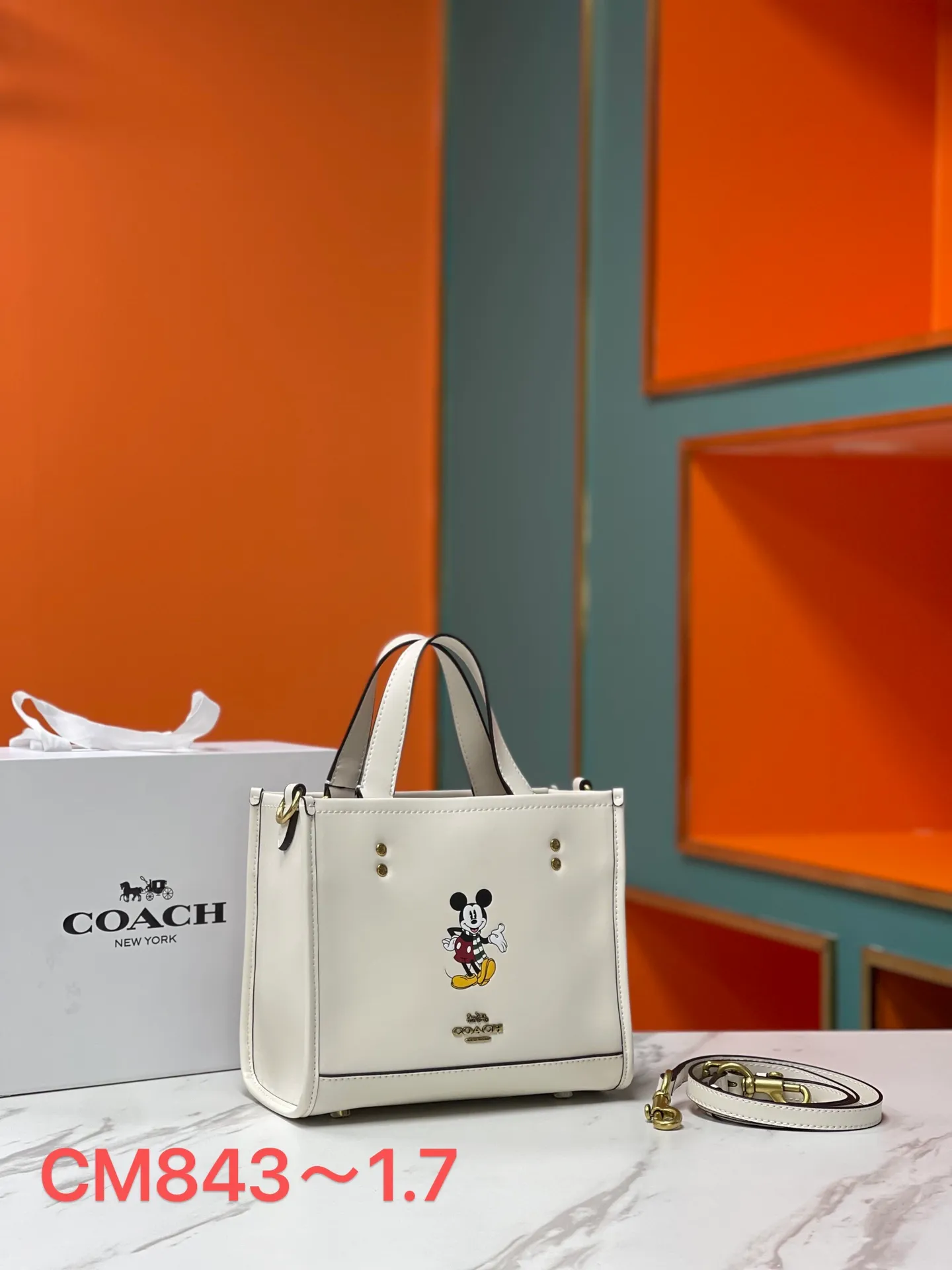 Batch 440💰COACH/Coach’s new X DISNEY co-branded series CM843 Dempsey22 with smooth leather, embellished with classic Mickey patterns, simple and with a cute atmosphere belonging to Disney, size 22/20,