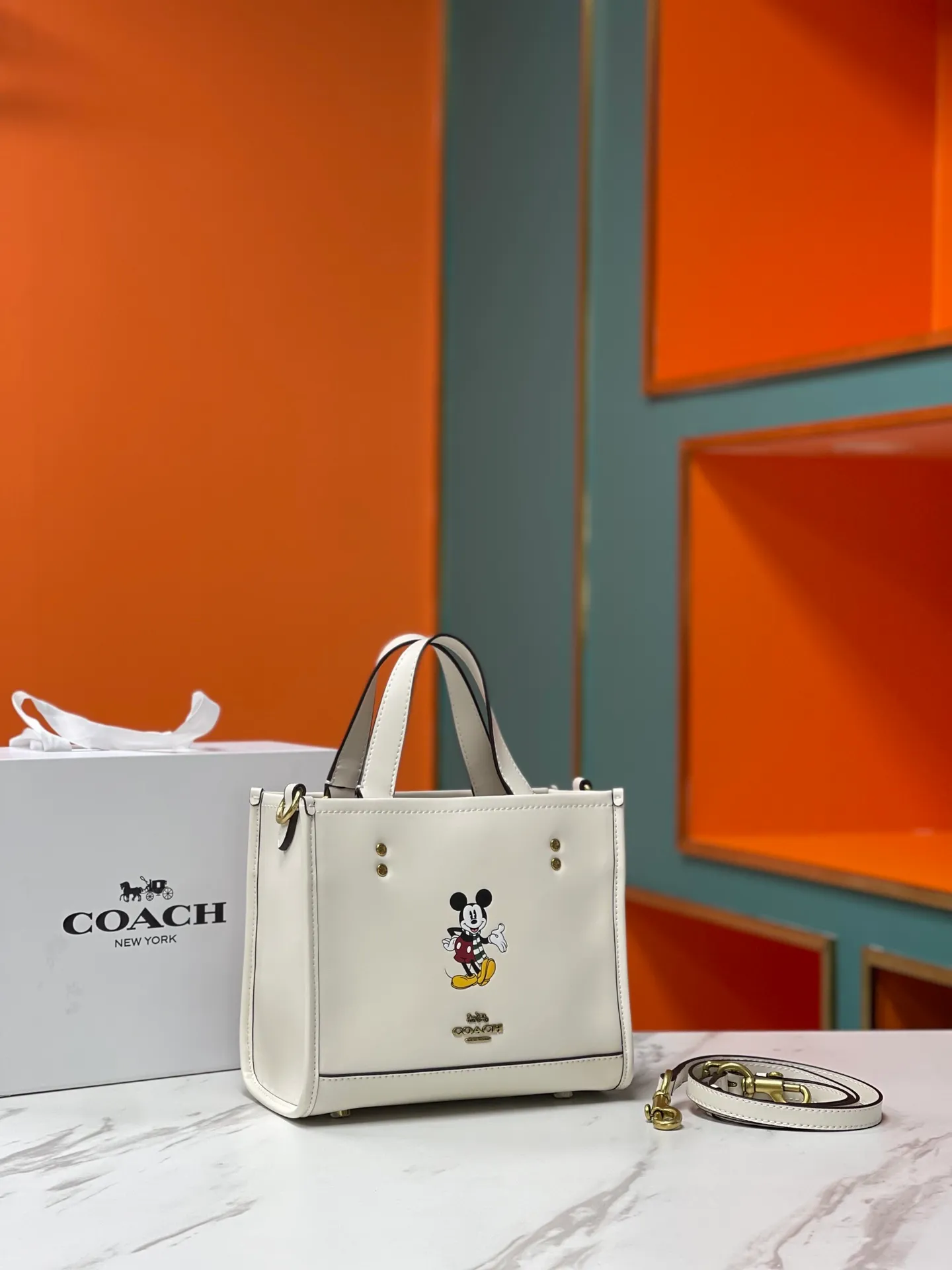 Batch 440💰COACH/Coach’s new X DISNEY co-branded series CM843 Dempsey22 with smooth leather, embellished with classic Mickey patterns, simple and with a cute atmosphere belonging to Disney, size 22/20,