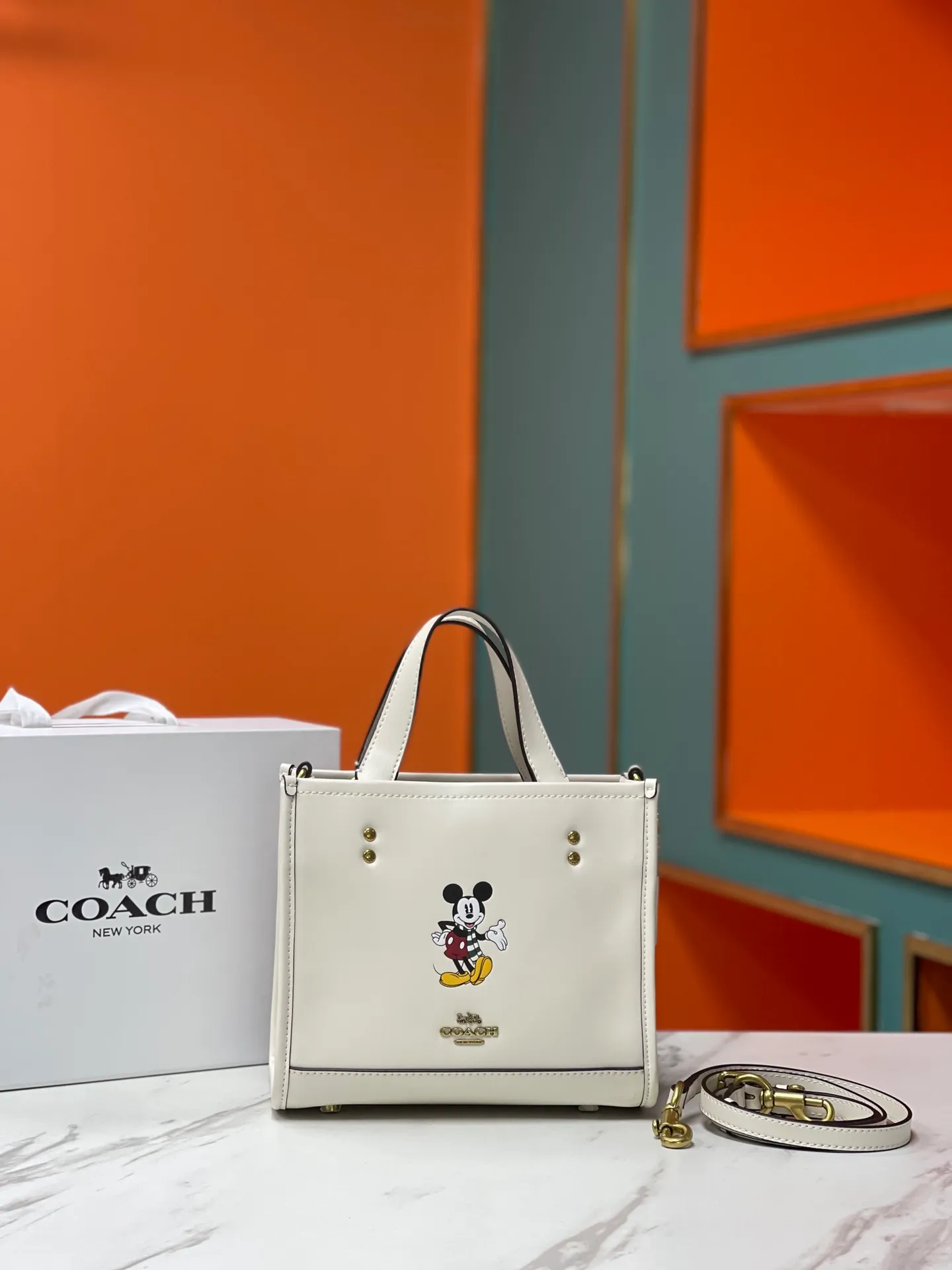 Batch 440💰COACH/Coach’s new X DISNEY co-branded series CM843 Dempsey22 with smooth leather, embellished with classic Mickey patterns, simple and with a cute atmosphere belonging to Disney, size 22/20,