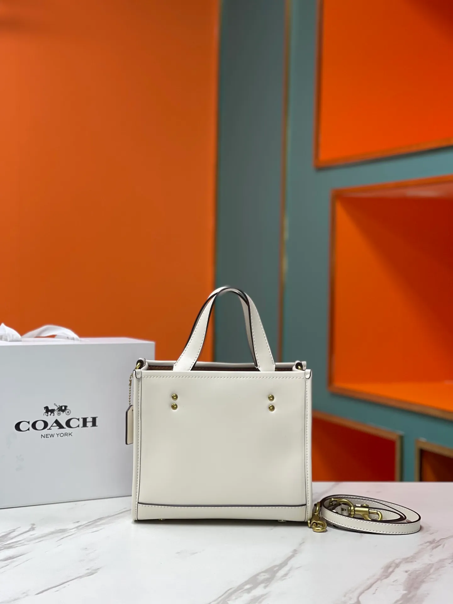 Batch 440💰COACH/Coach’s new X DISNEY co-branded series CM843 Dempsey22 with smooth leather, embellished with classic Mickey patterns, simple and with a cute atmosphere belonging to Disney, size 22/20,