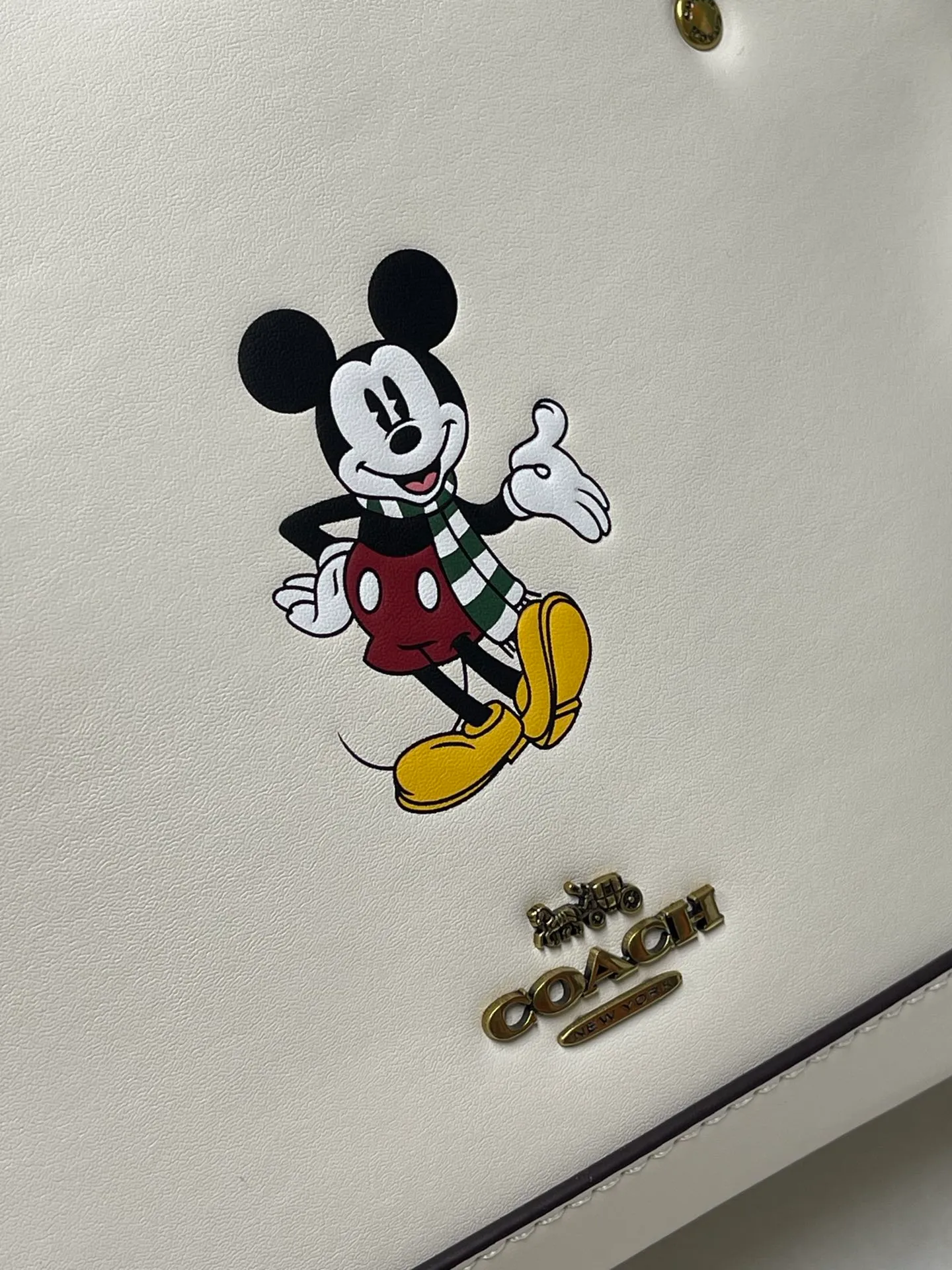 Batch 440💰COACH/Coach’s new X DISNEY co-branded series CM843 Dempsey22 with smooth leather, embellished with classic Mickey patterns, simple and with a cute atmosphere belonging to Disney, size 22/20,