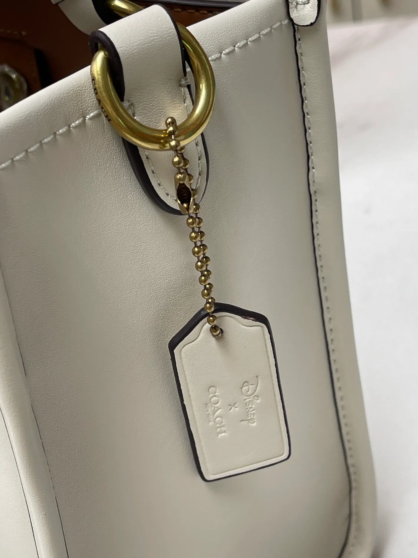 Batch 440💰COACH/Coach’s new X DISNEY co-branded series CM843 Dempsey22 with smooth leather, embellished with classic Mickey patterns, simple and with a cute atmosphere belonging to Disney, size 22/20,