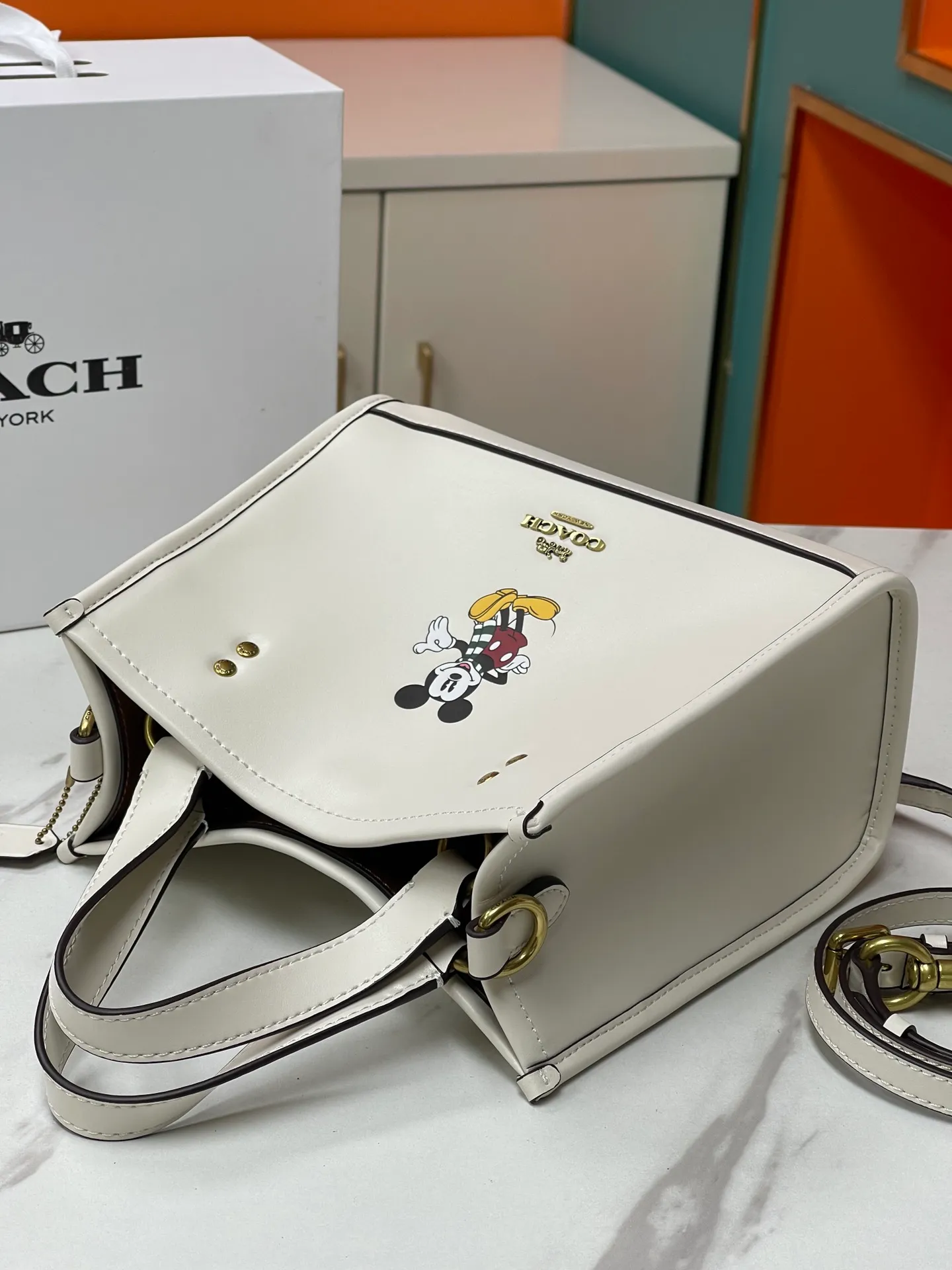 Batch 440💰COACH/Coach’s new X DISNEY co-branded series CM843 Dempsey22 with smooth leather, embellished with classic Mickey patterns, simple and with a cute atmosphere belonging to Disney, size 22/20,
