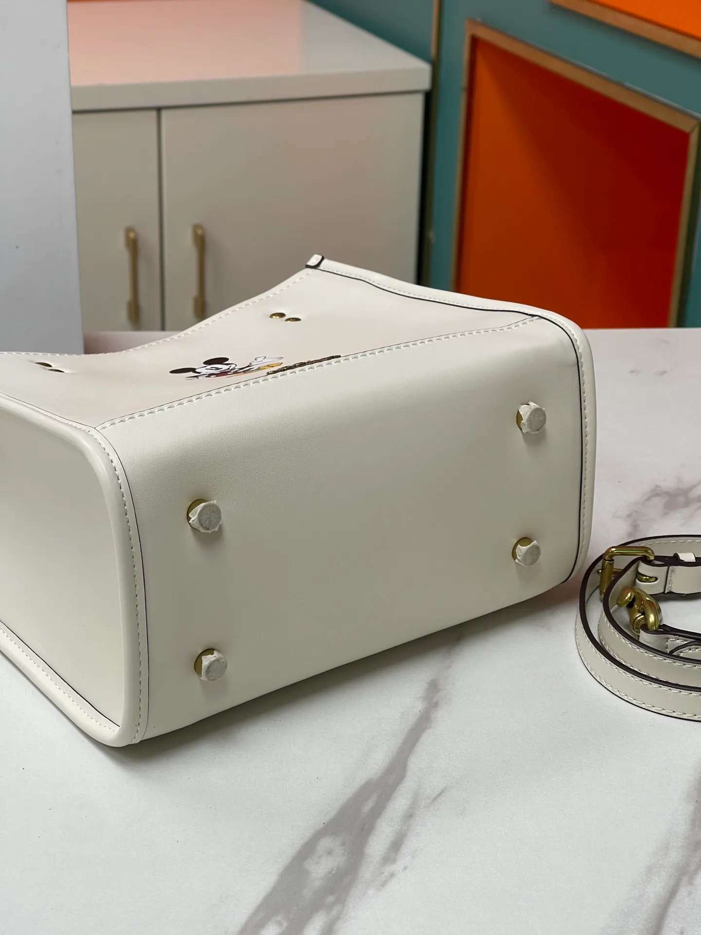 Batch 440💰COACH/Coach’s new X DISNEY co-branded series CM843 Dempsey22 with smooth leather, embellished with classic Mickey patterns, simple and with a cute atmosphere belonging to Disney, size 22/20,